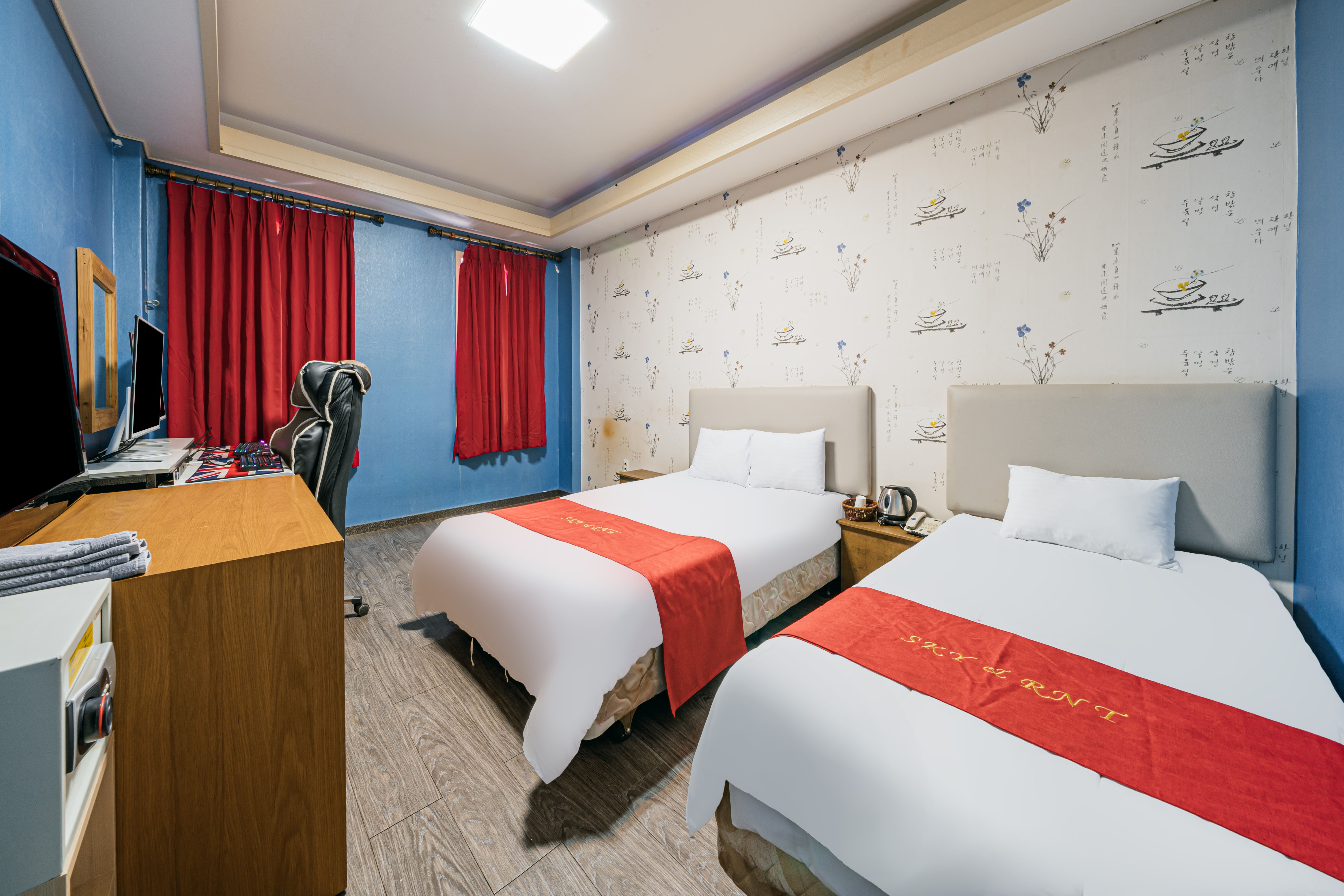 room detail thumbnail 2