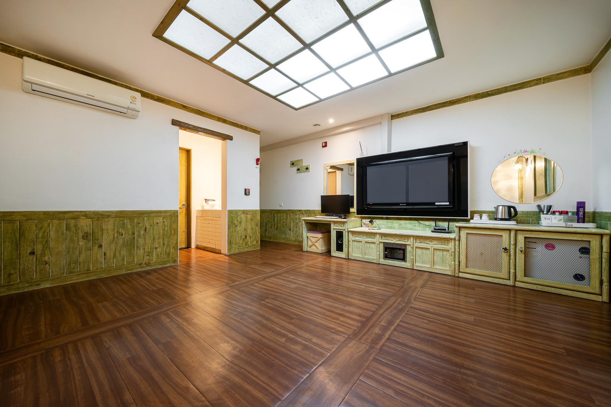 room detail thumbnail 2