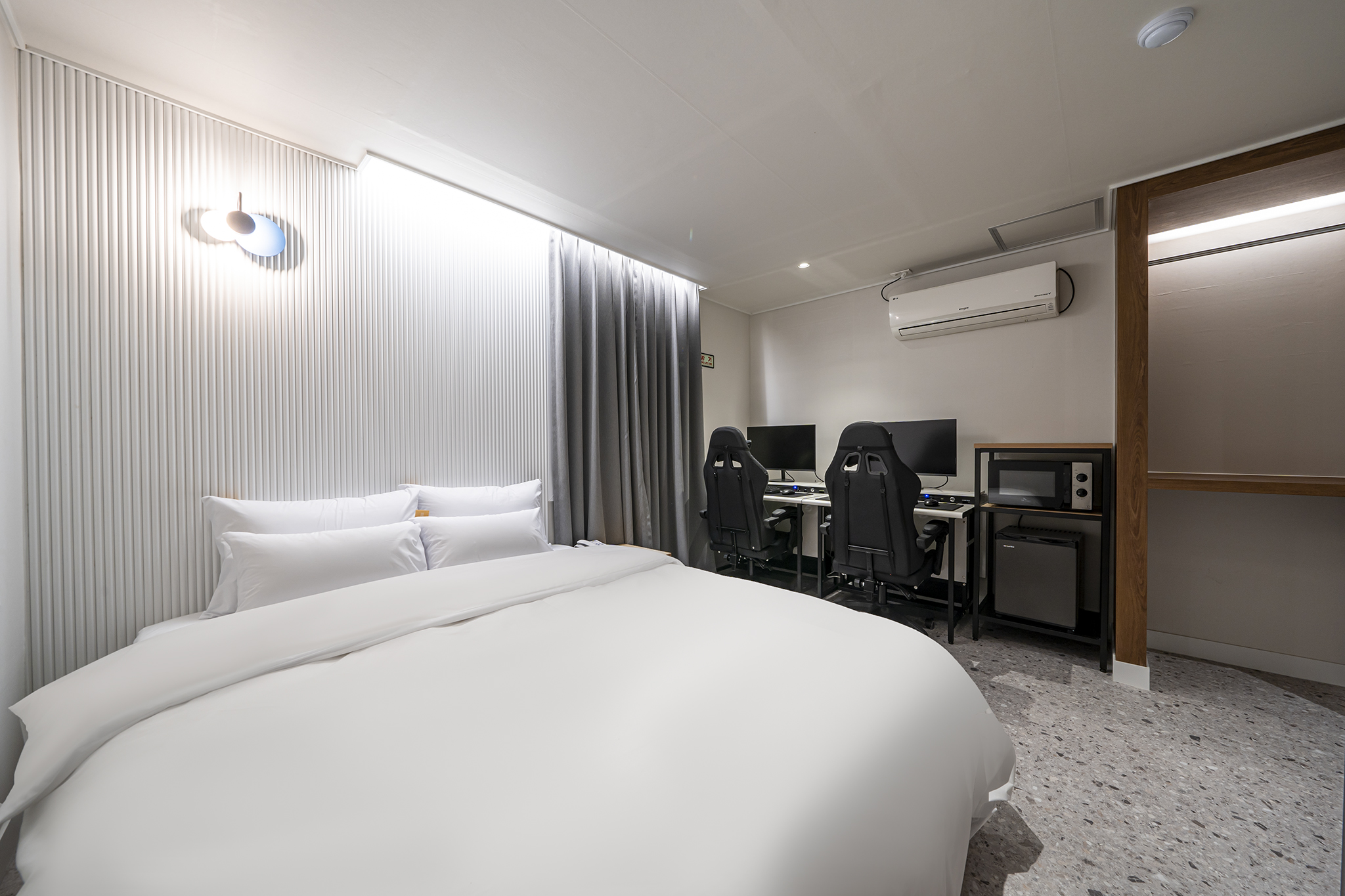 room detail thumbnail 1