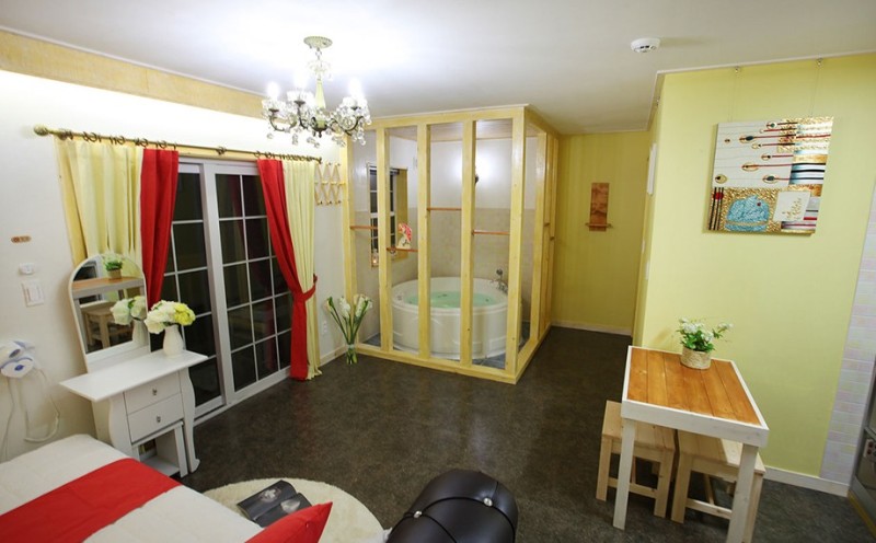 room detail thumbnail 2