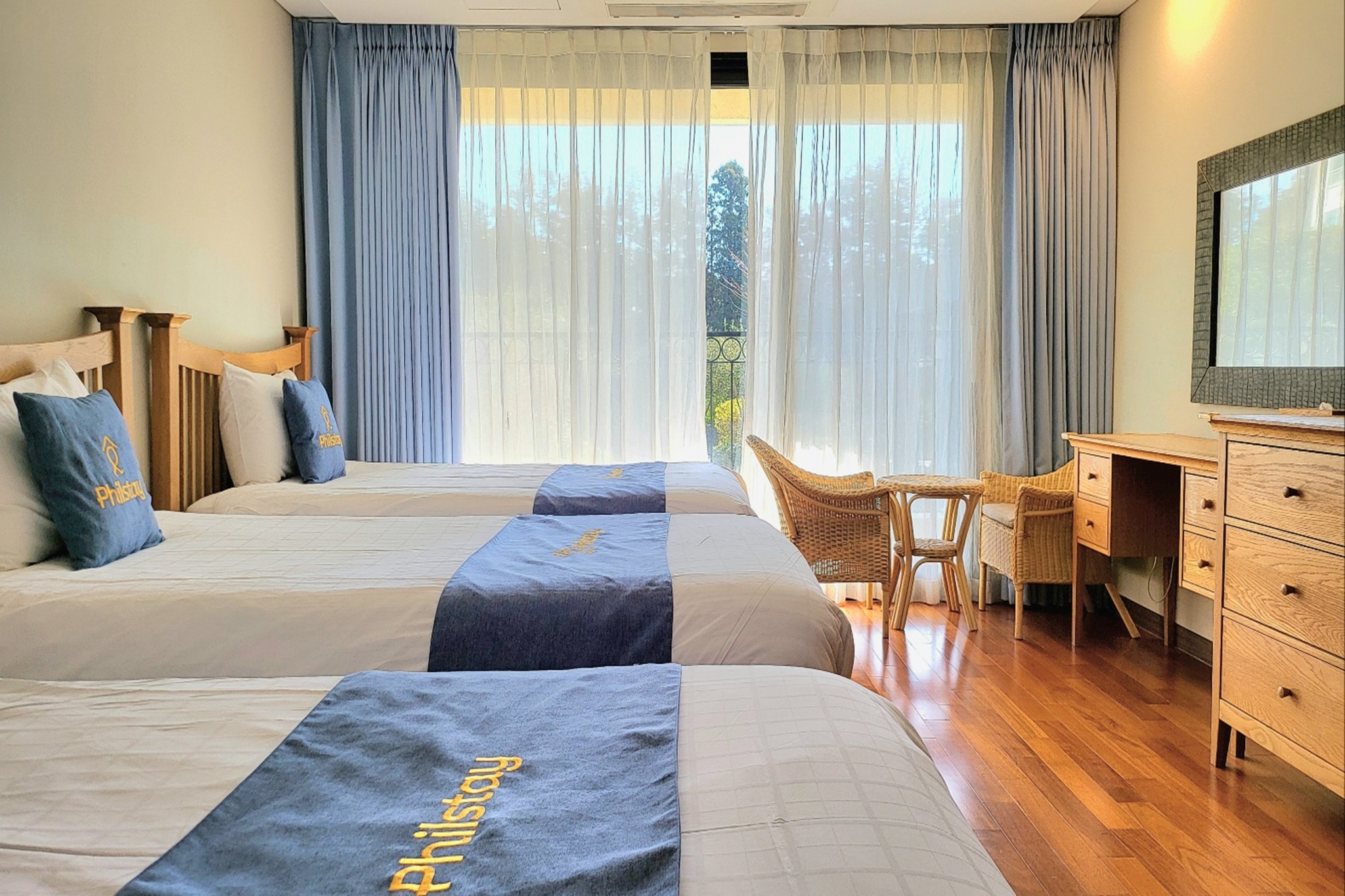 room detail thumbnail 2