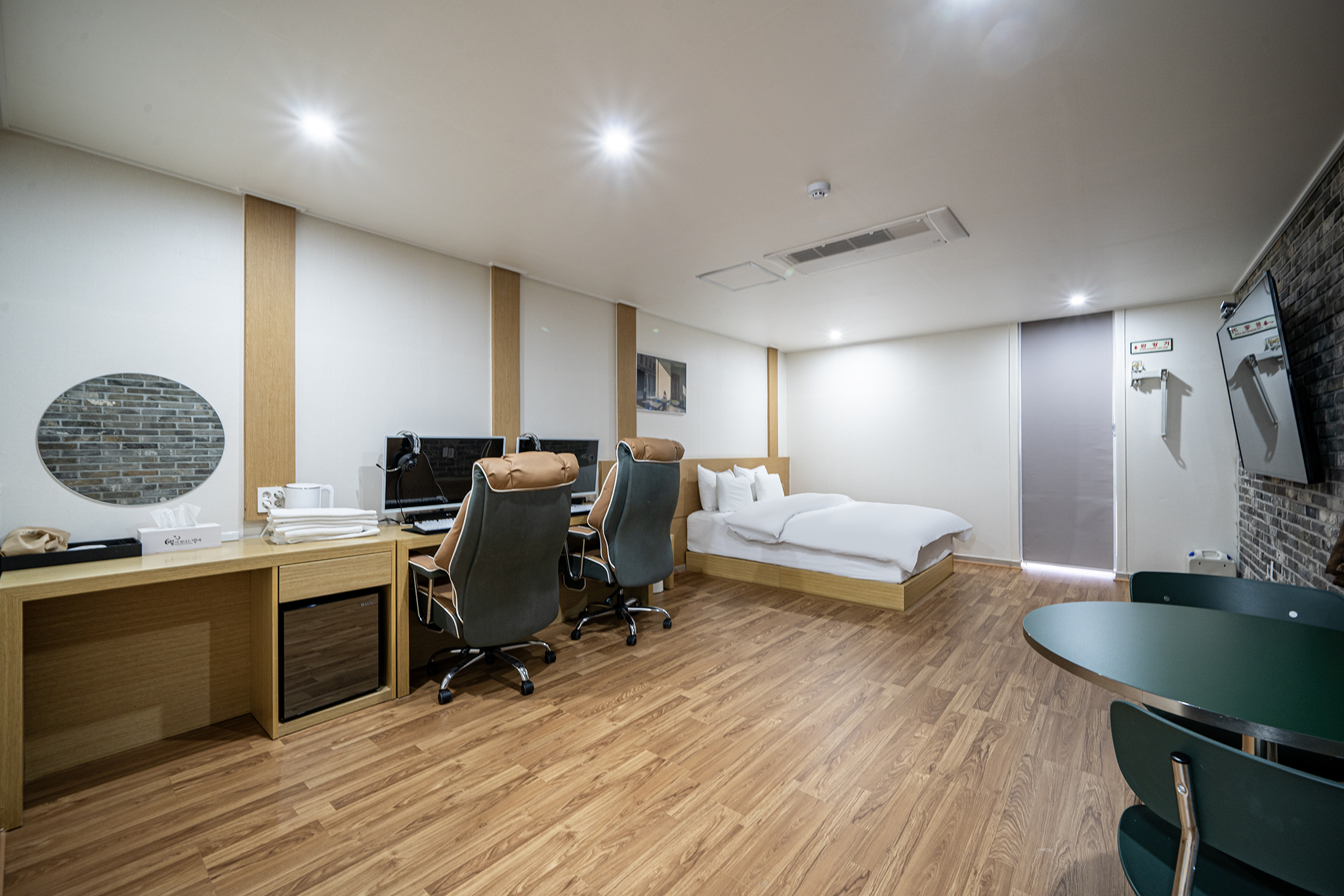 room detail thumbnail 1