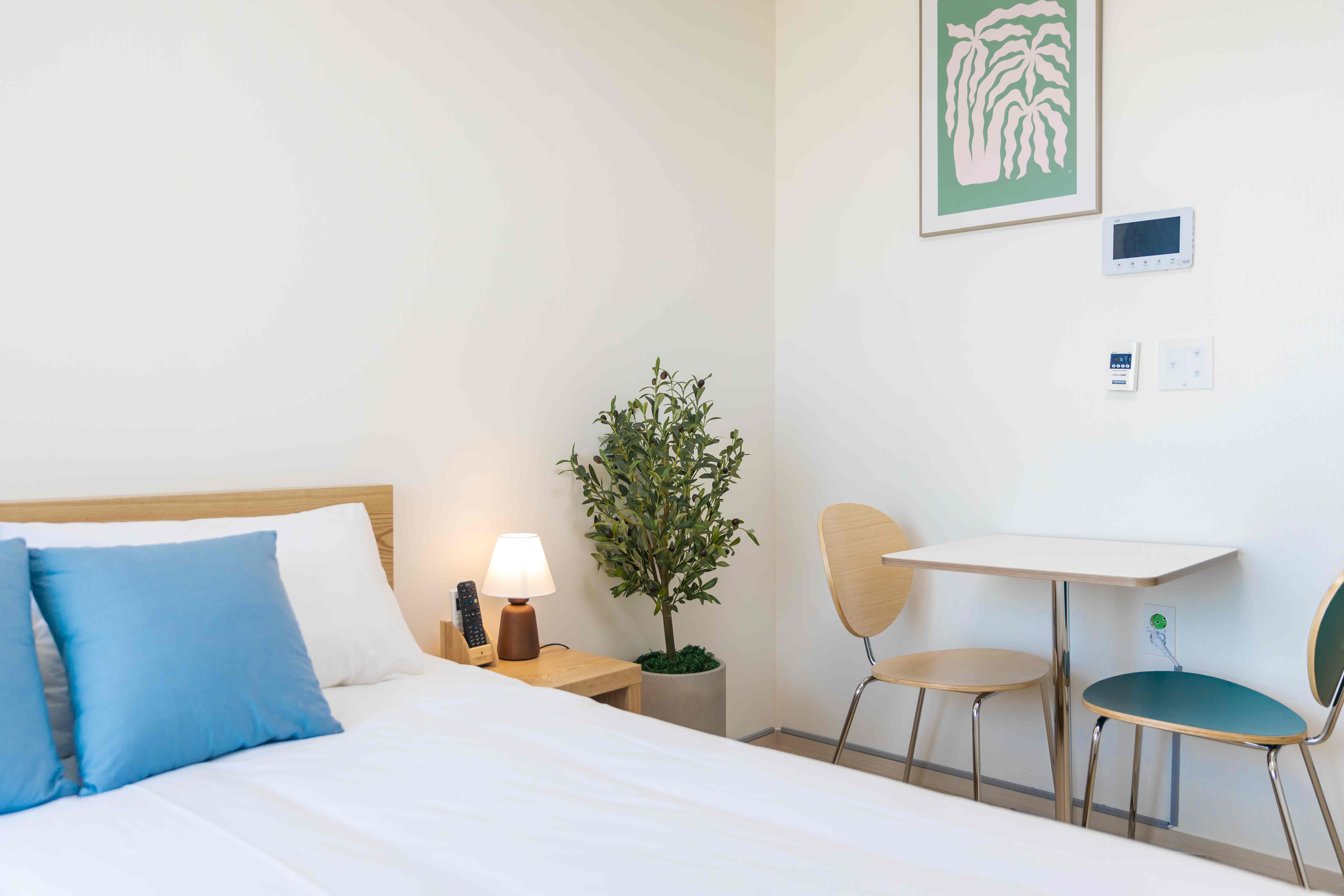 room detail thumbnail 1