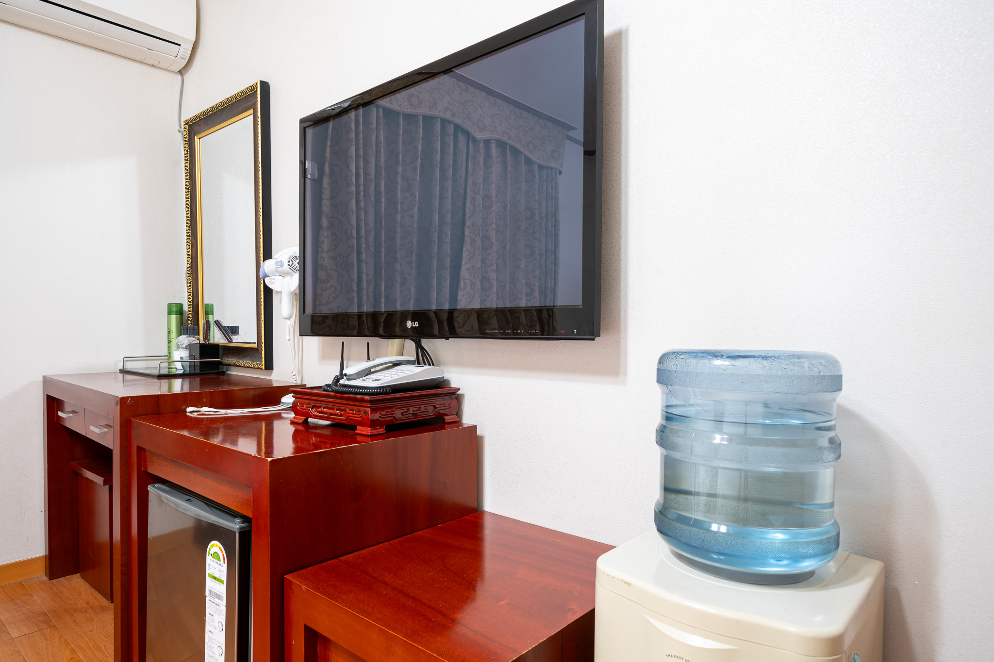 room detail thumbnail 2
