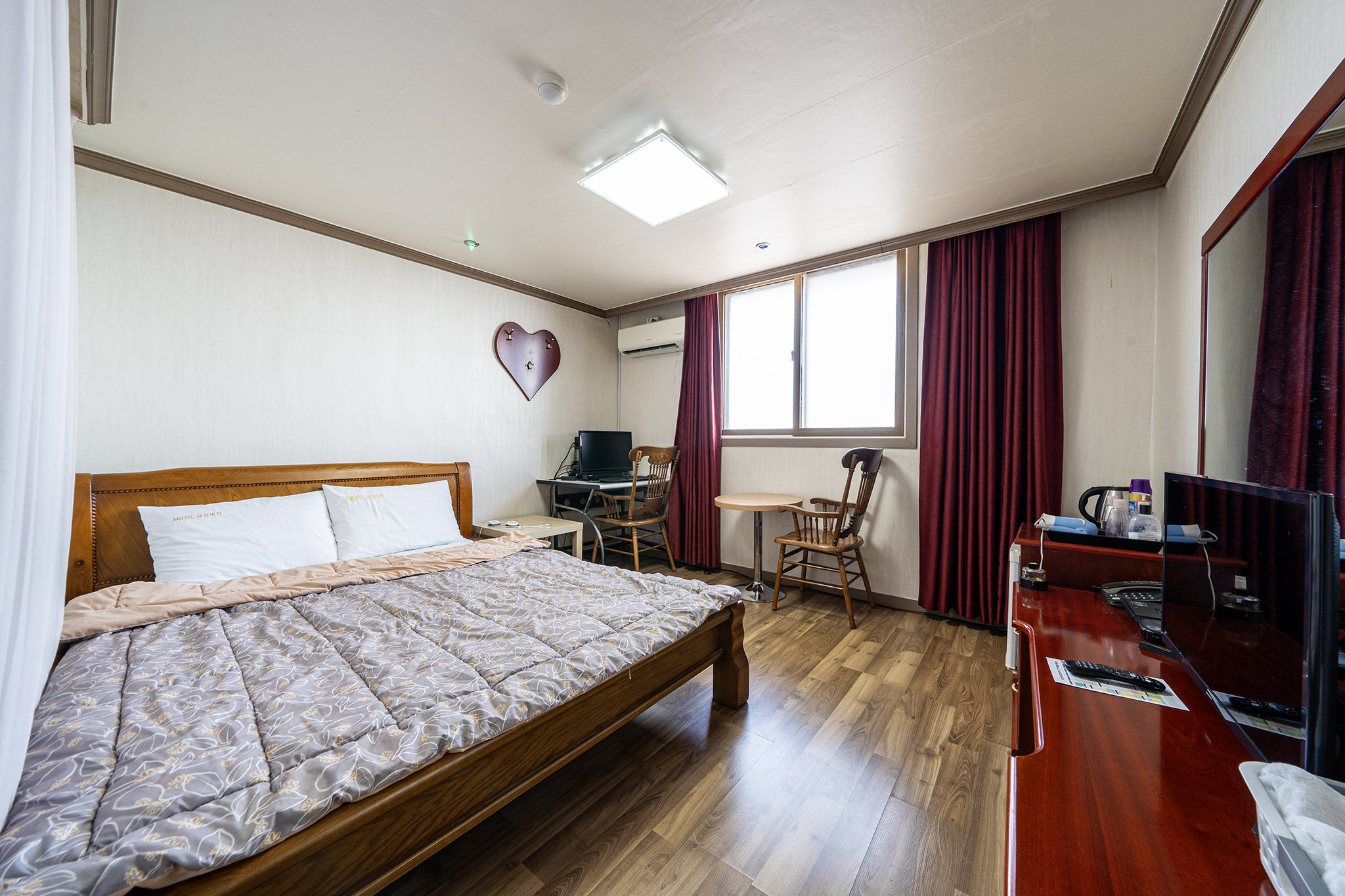 room detail thumbnail 1