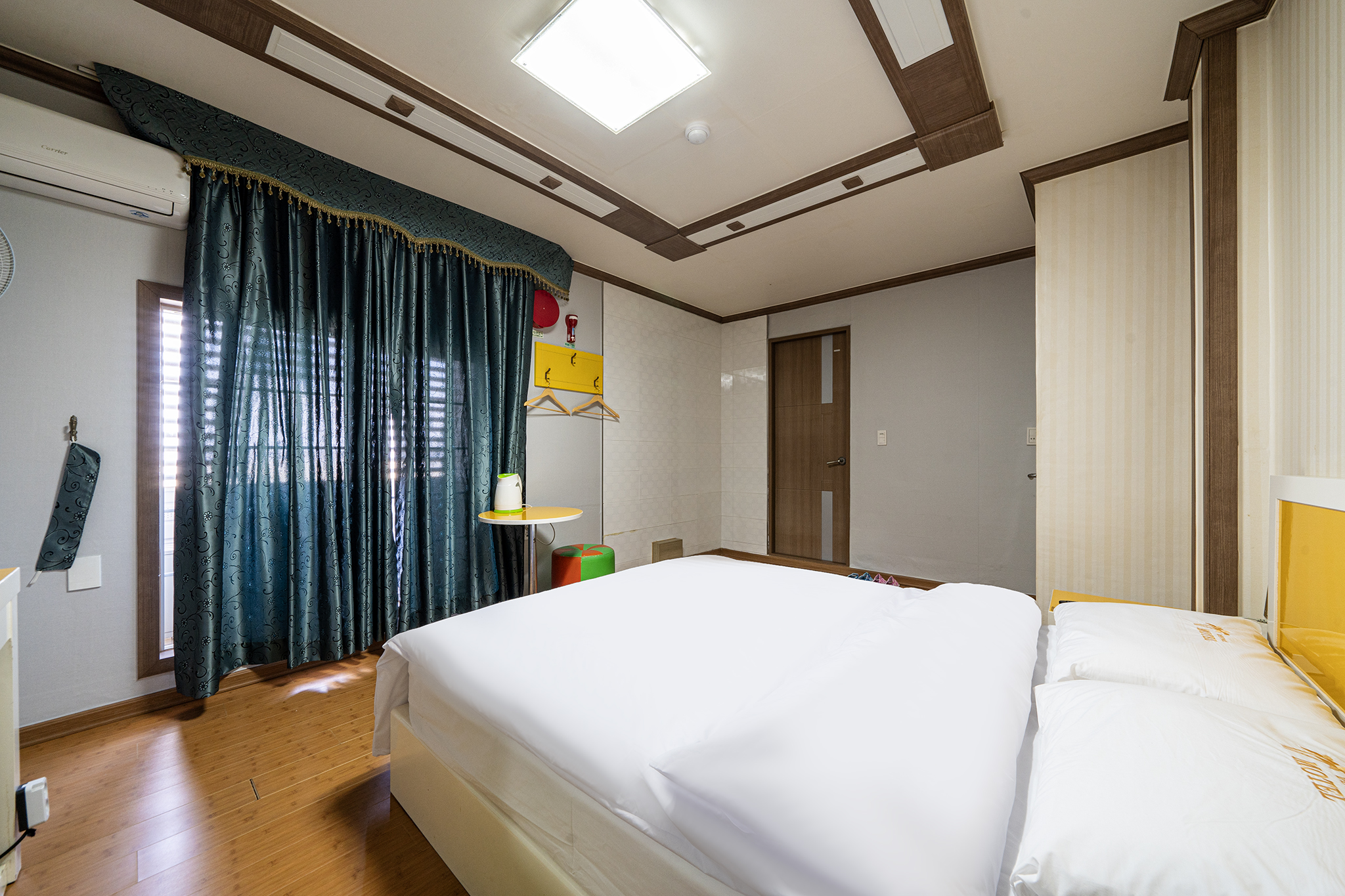 room detail thumbnail 2