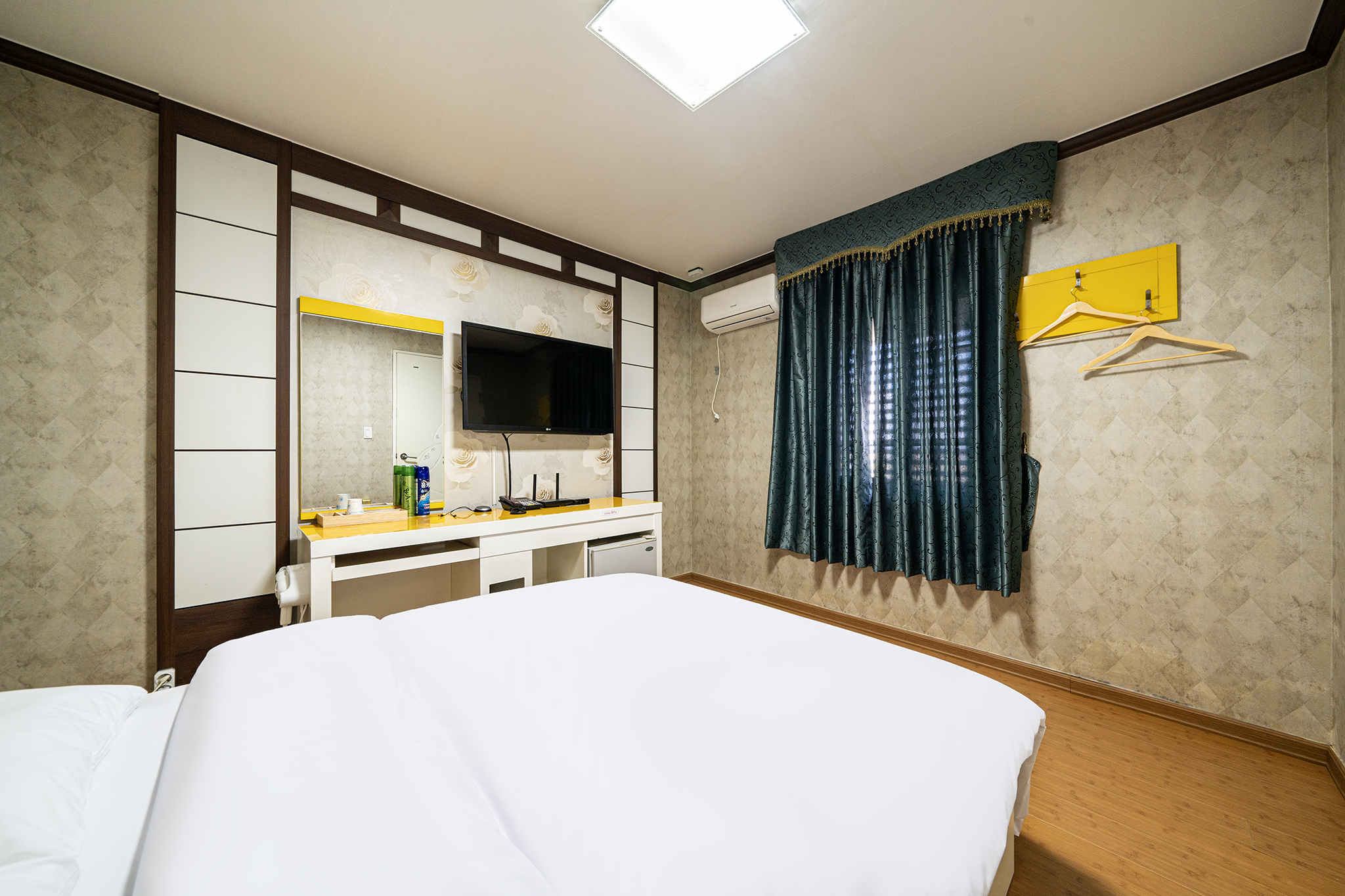 room detail thumbnail 2