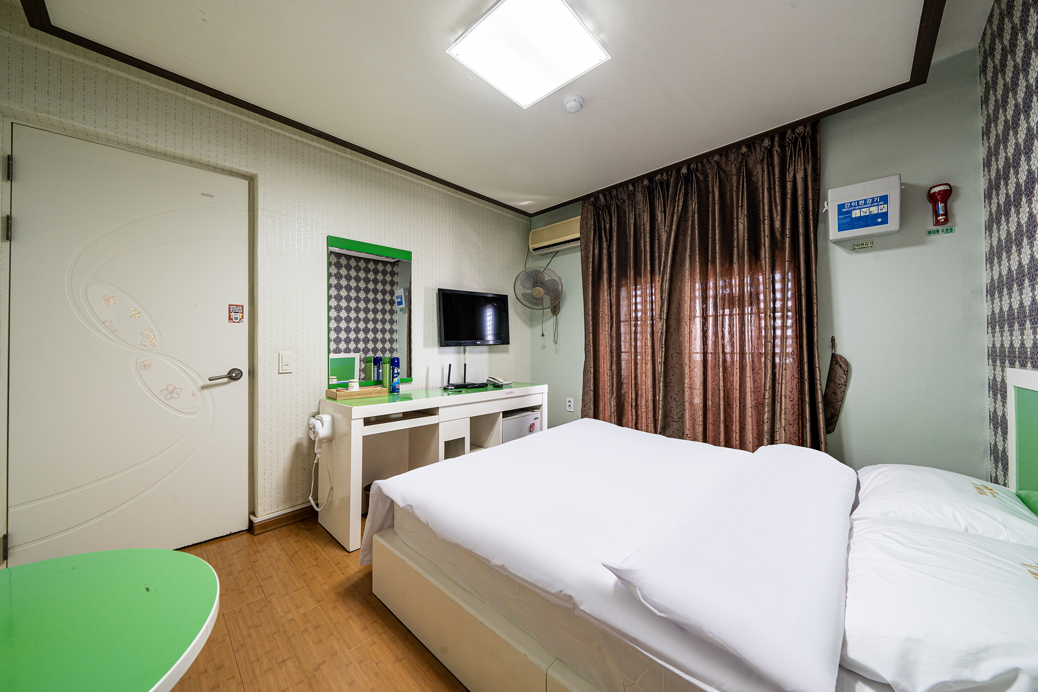 room detail thumbnail 2