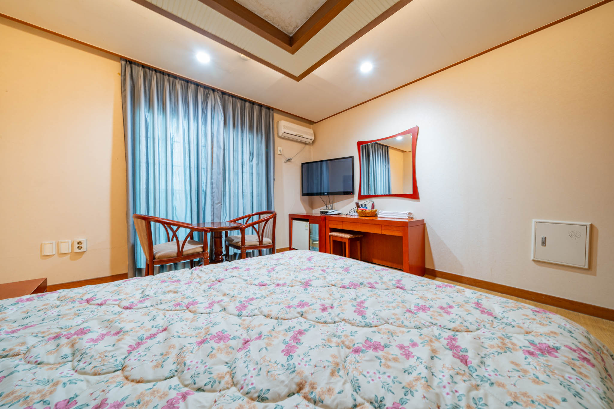 room detail thumbnail 2