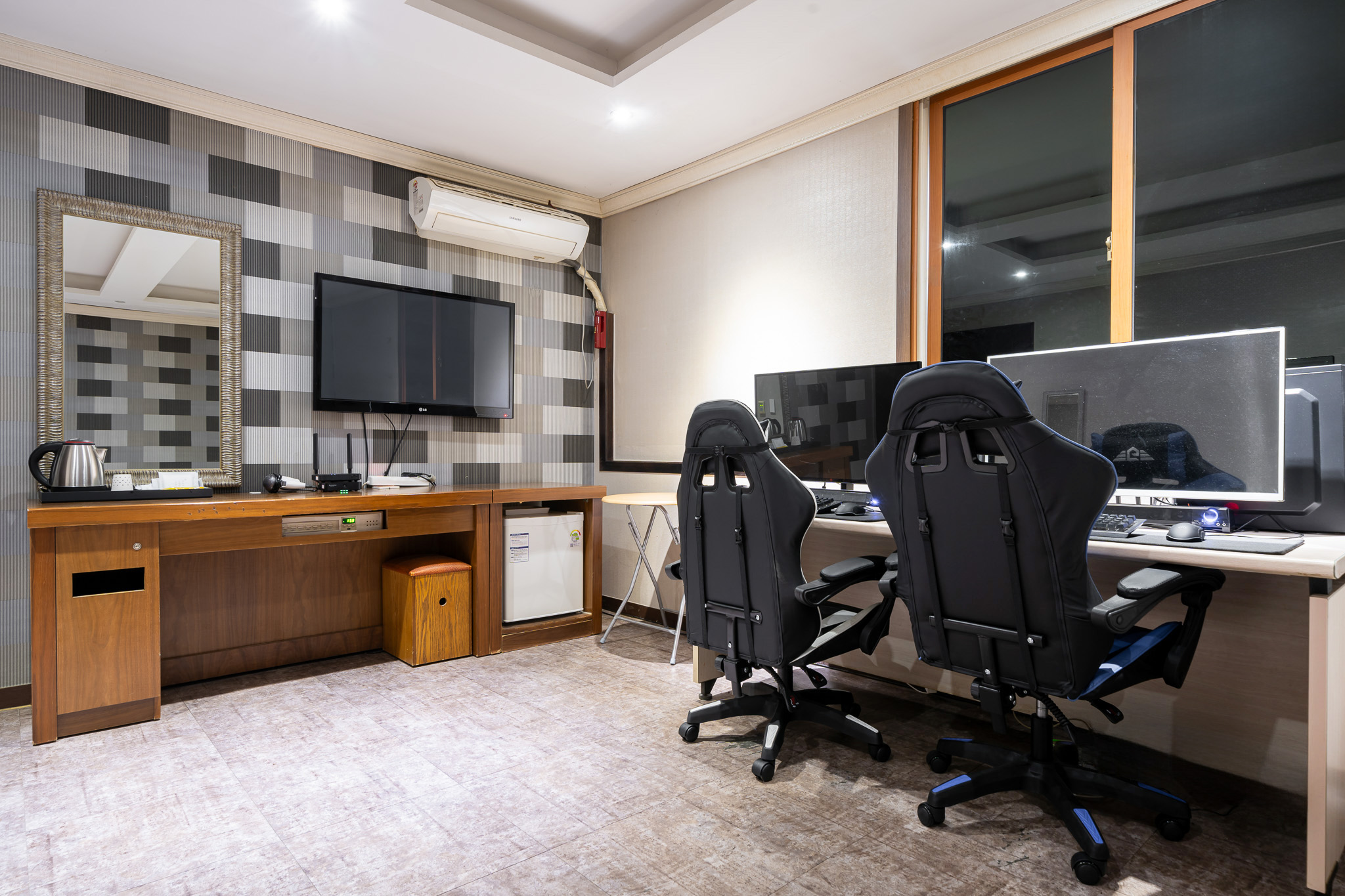 room detail thumbnail 2
