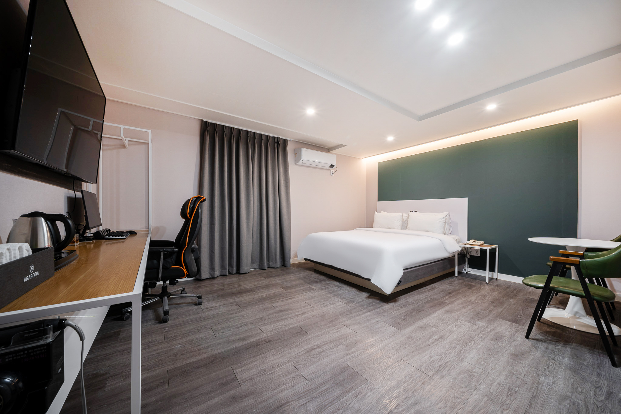 room detail thumbnail 2