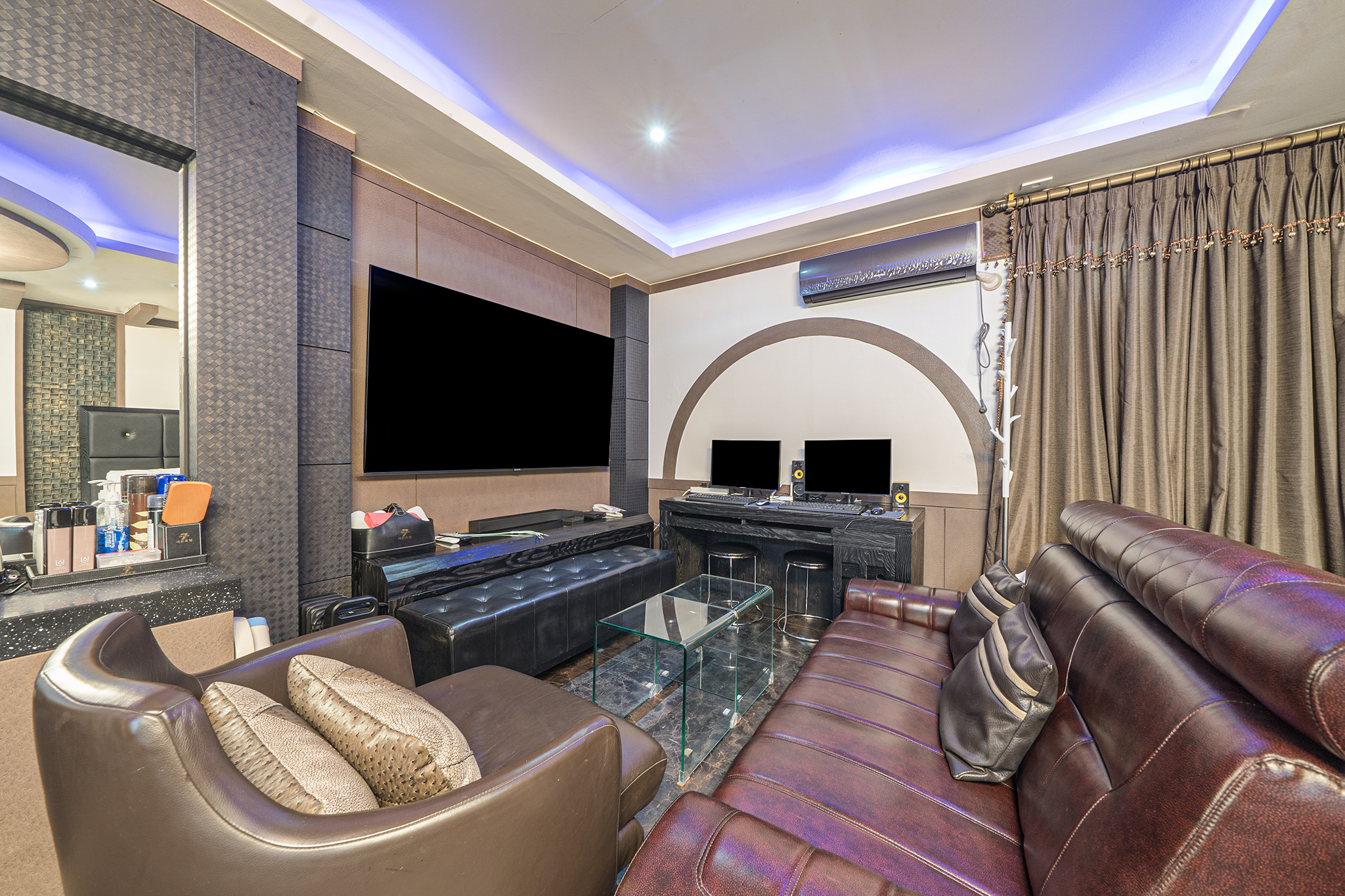 room detail thumbnail 2