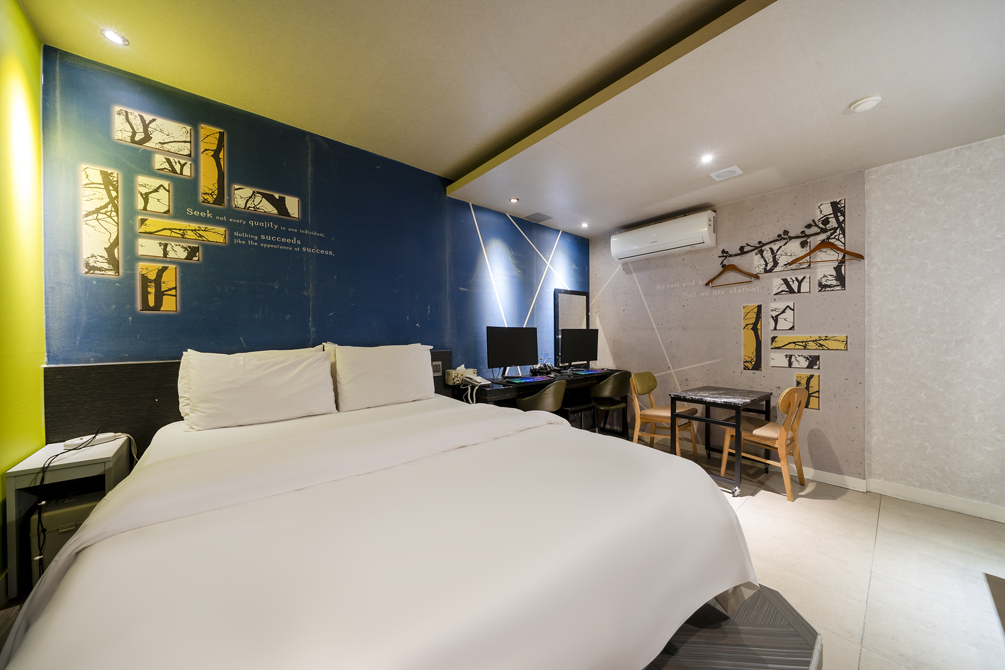 room detail thumbnail 2
