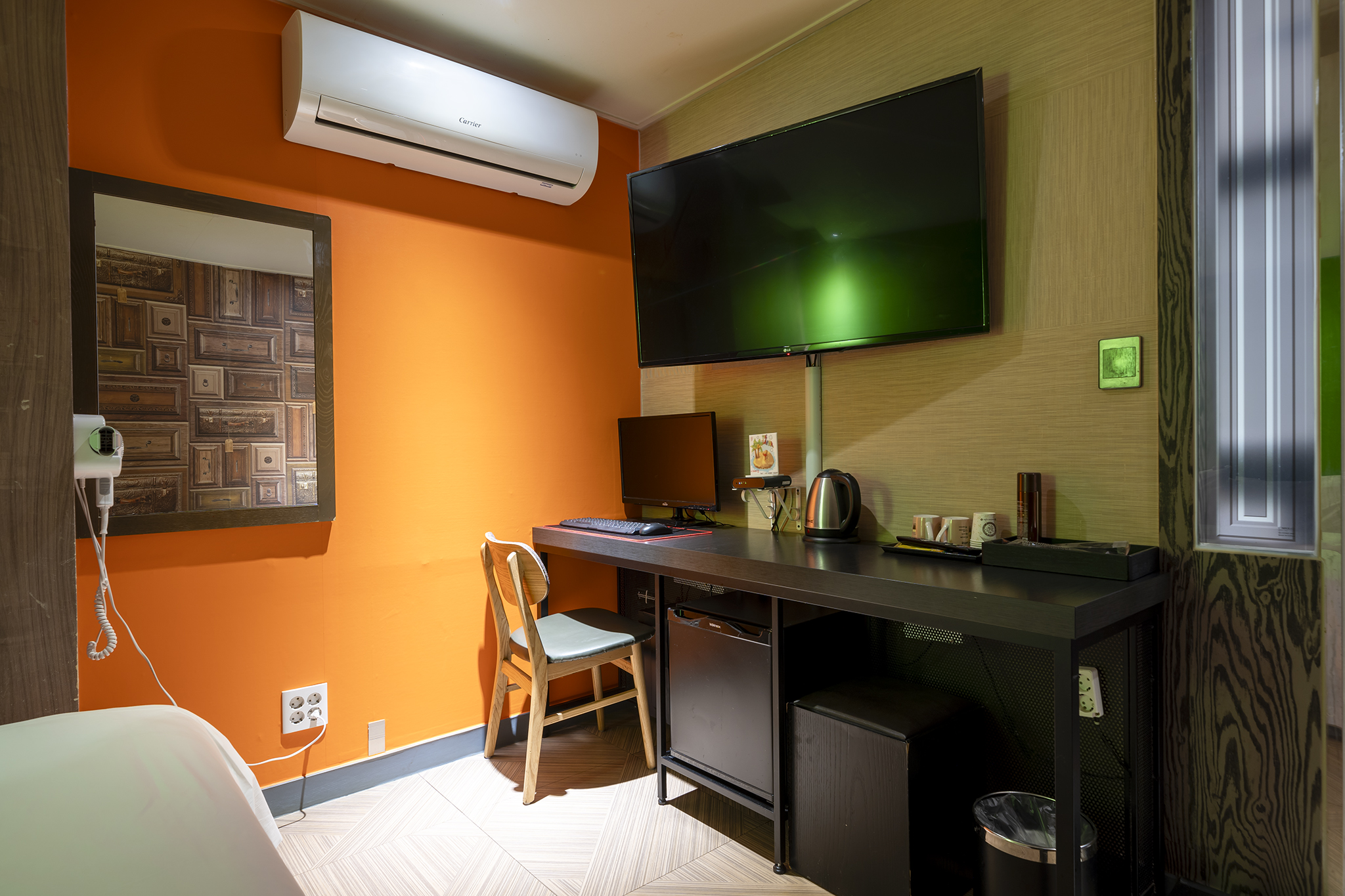 room detail thumbnail 2