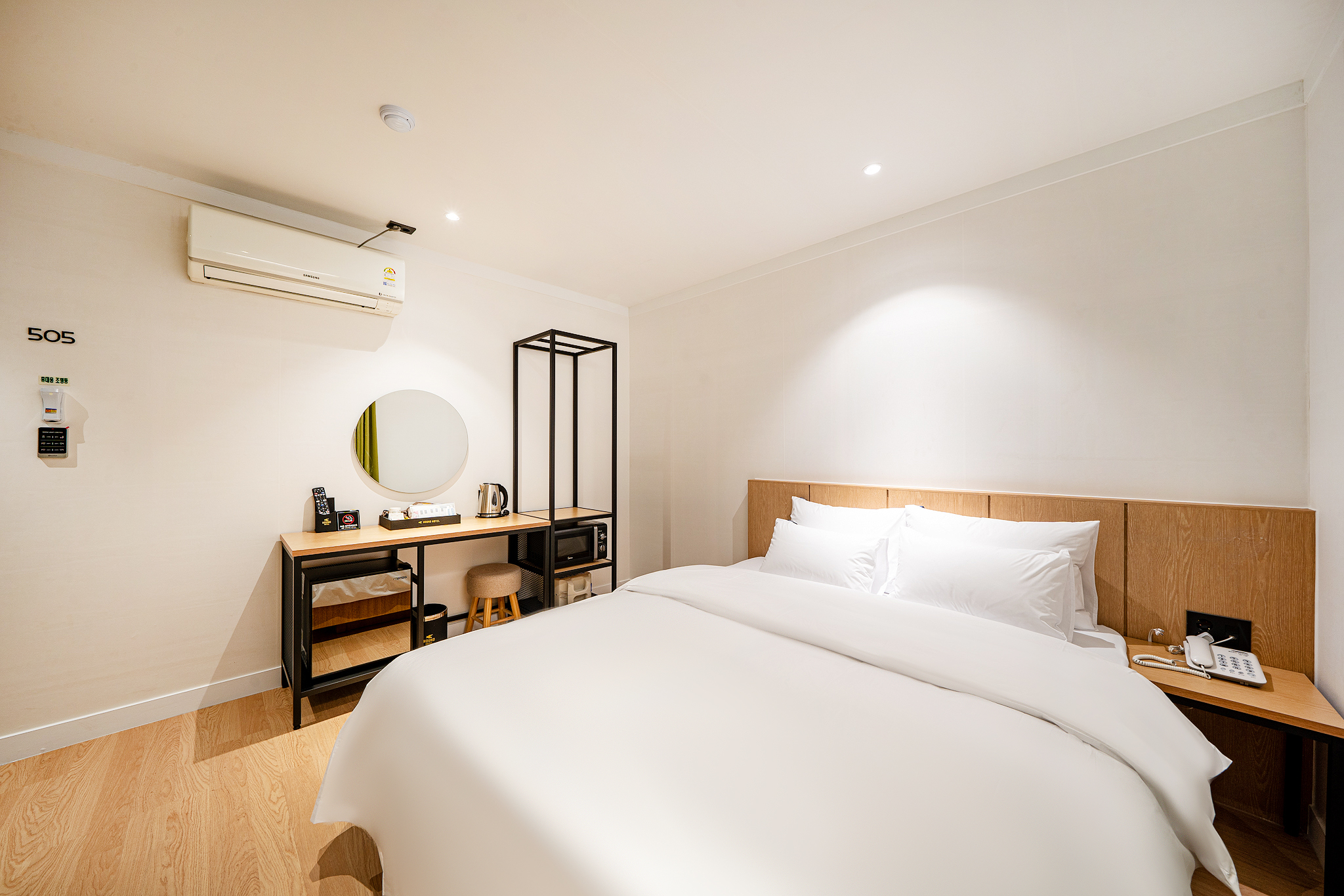 room detail thumbnail 2