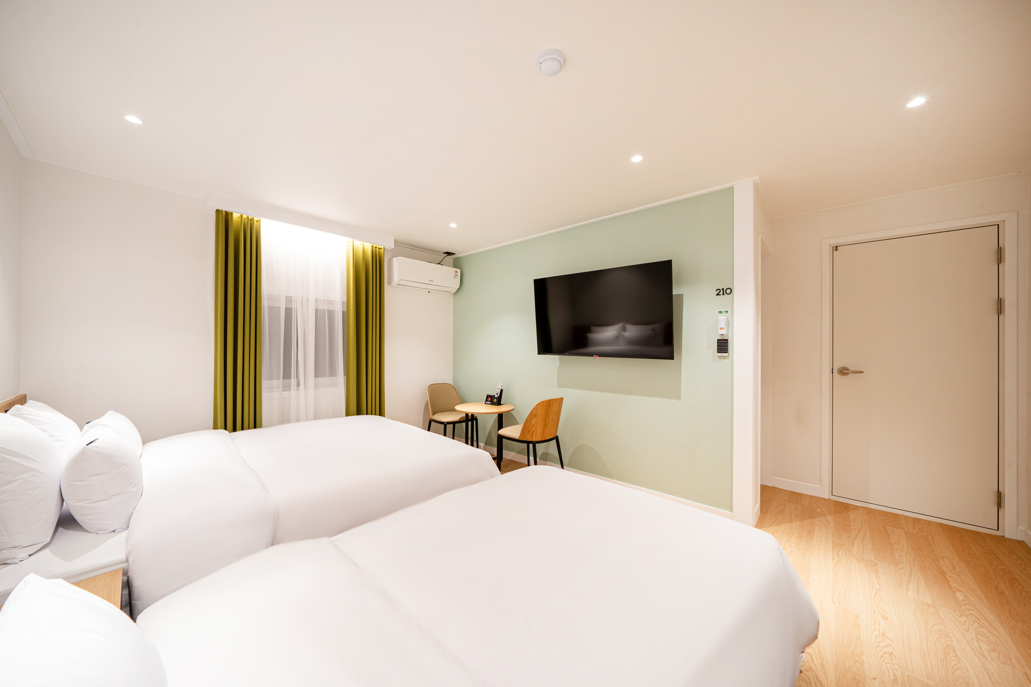 room detail thumbnail 2