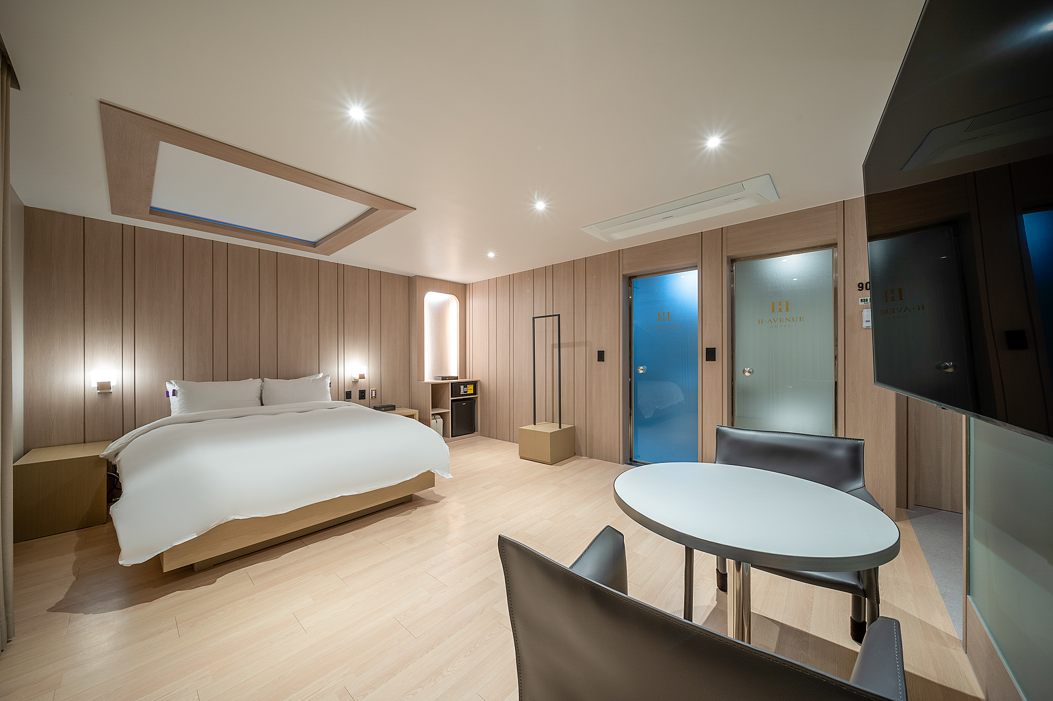room detail thumbnail 1