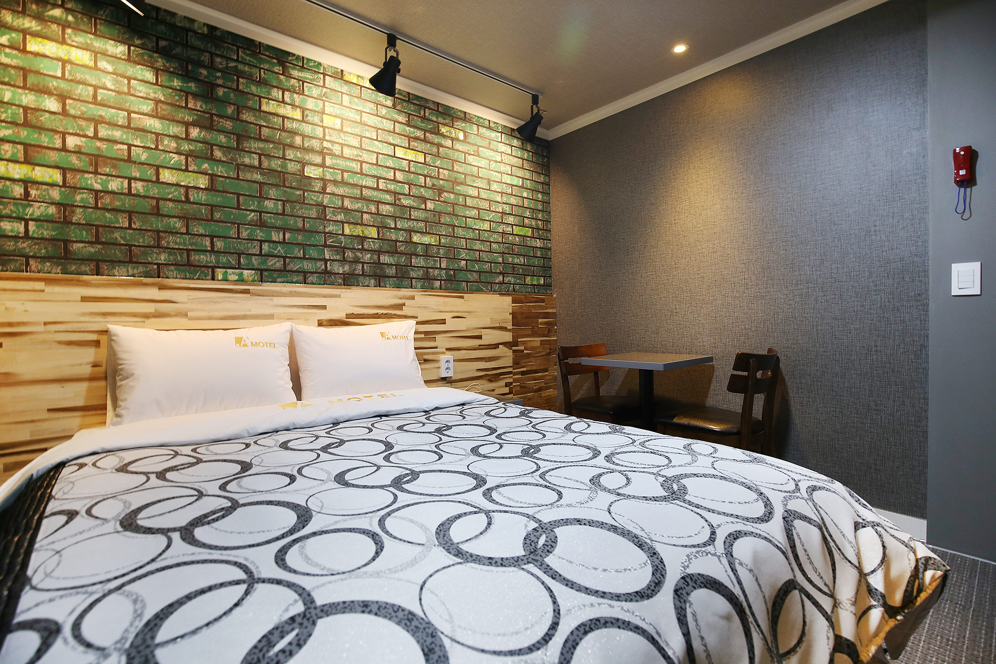 room detail thumbnail 2