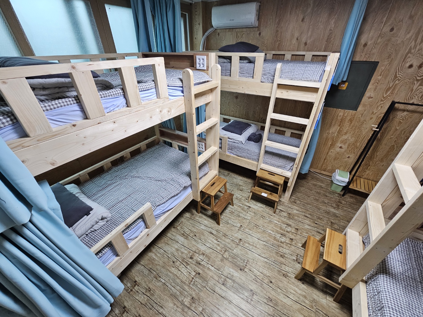 room detail thumbnail 2