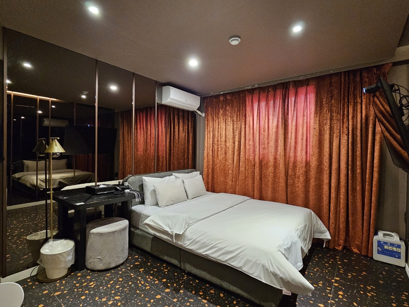 room detail thumbnail 1