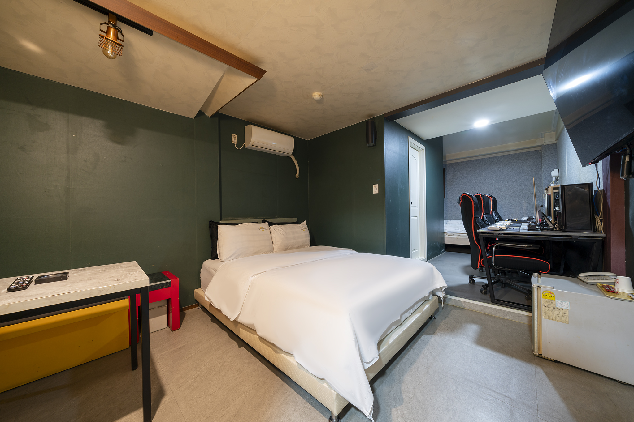 room detail thumbnail 1