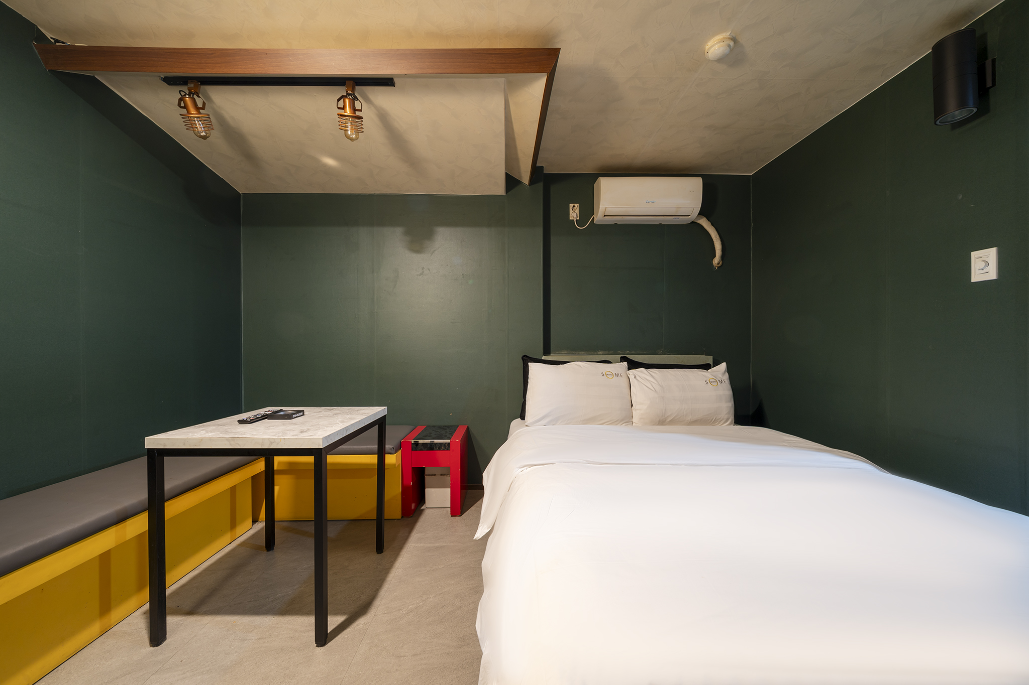 room detail thumbnail 2