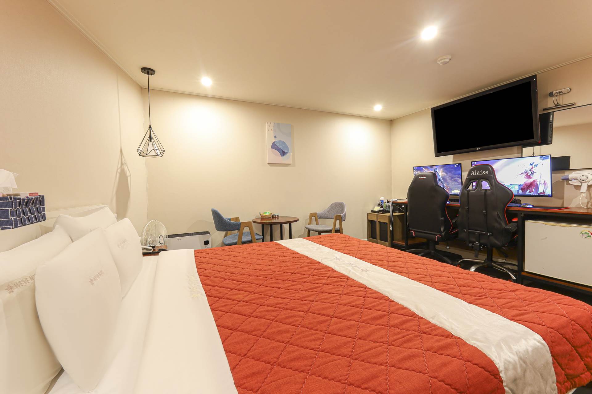 room detail thumbnail 2