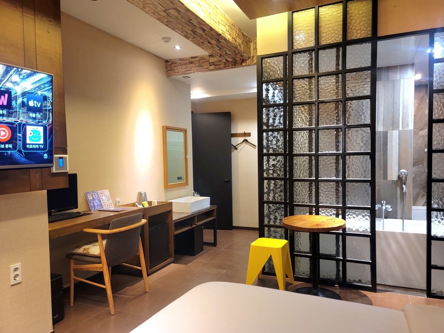 room detail thumbnail 1