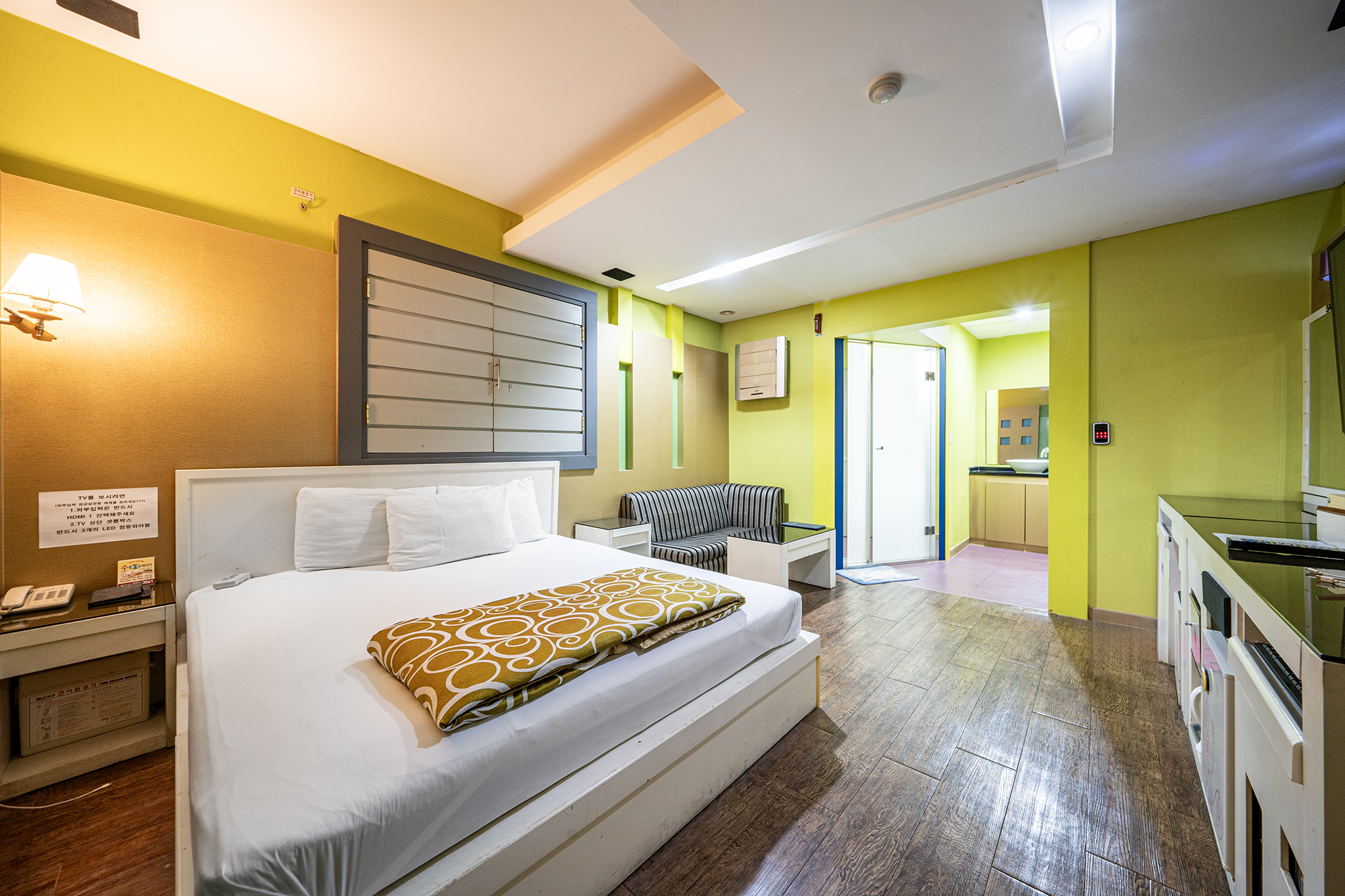 room detail thumbnail 1