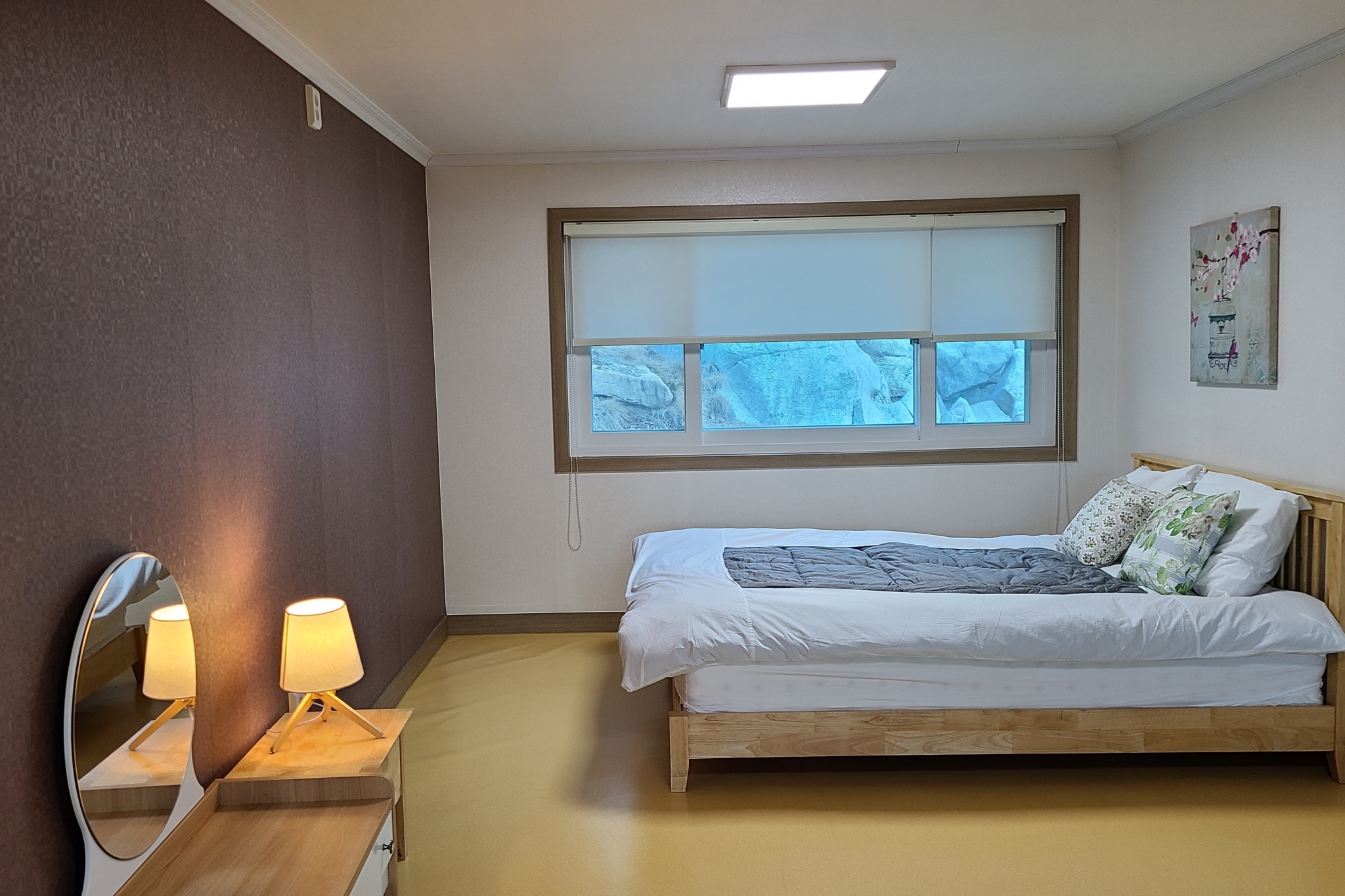 room detail thumbnail 2