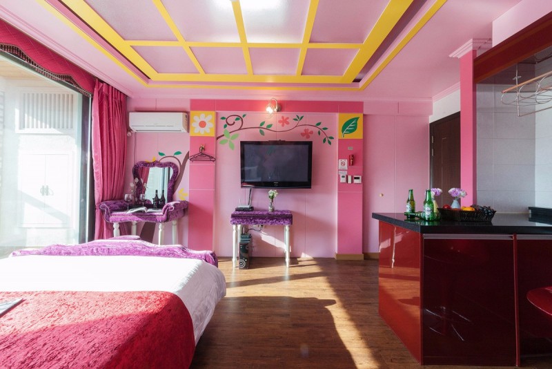 room detail thumbnail 2