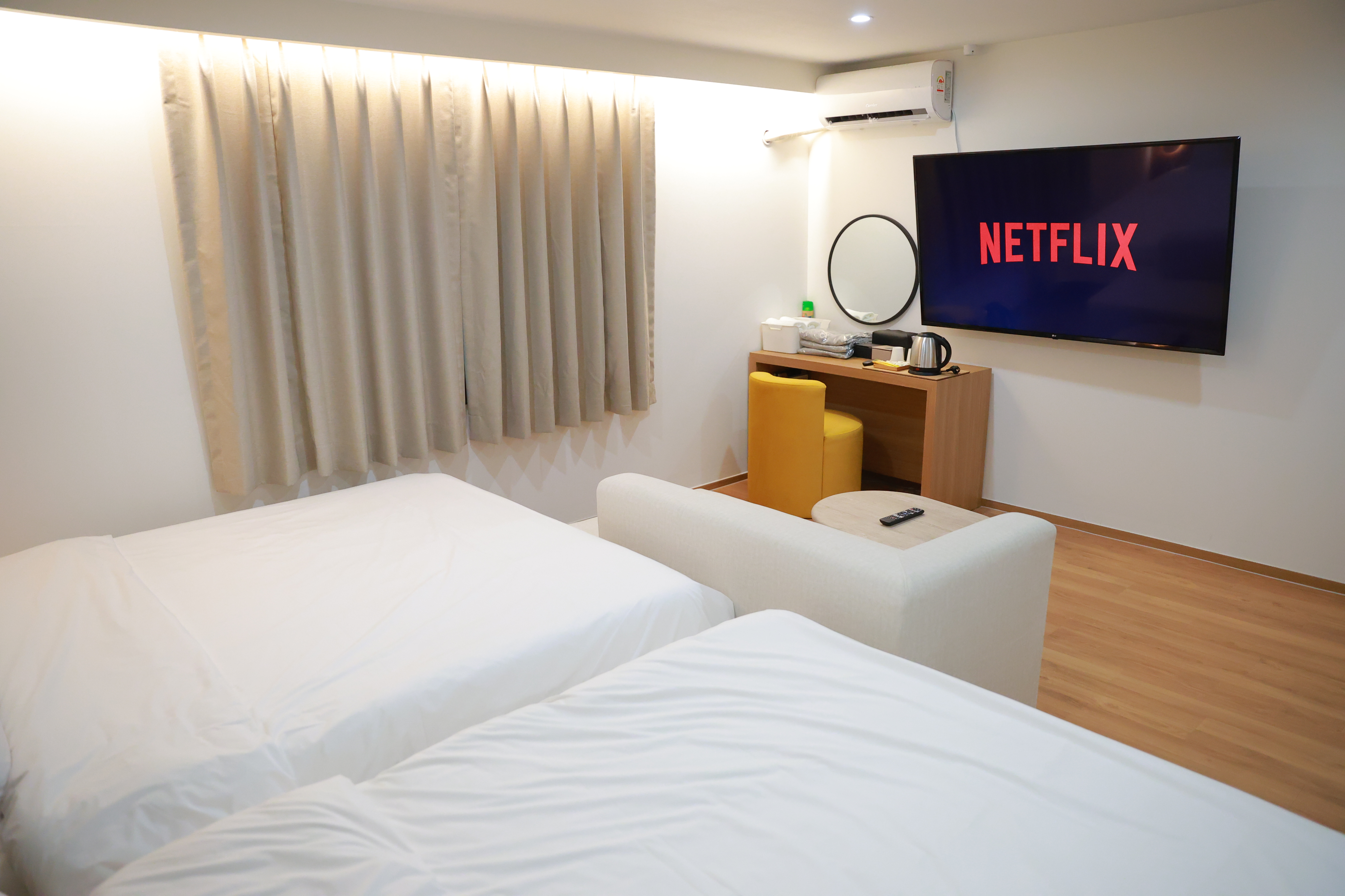 room detail thumbnail 2