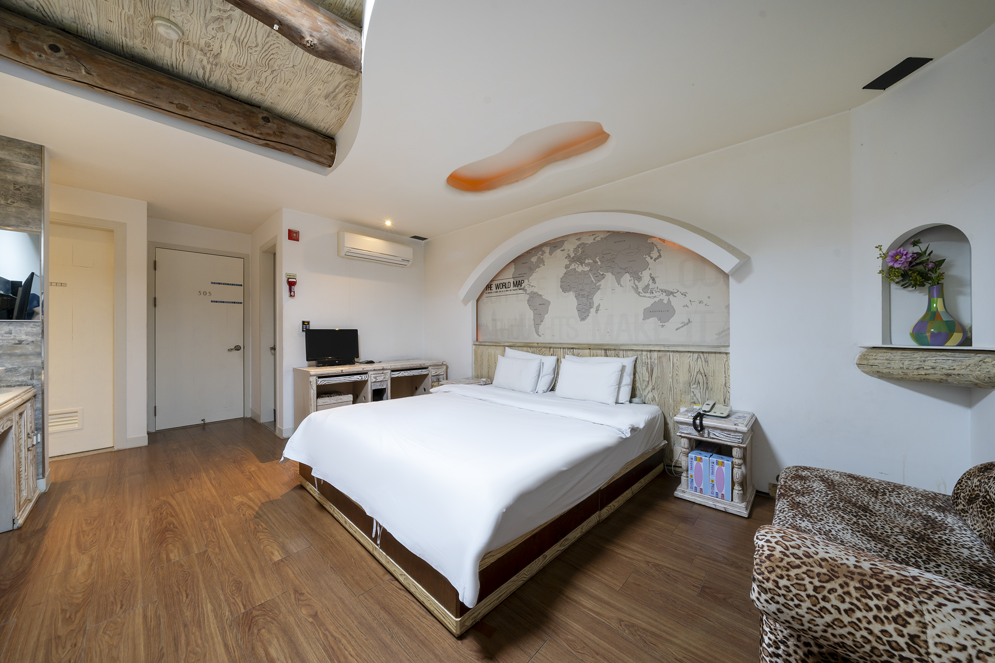 room detail thumbnail 2