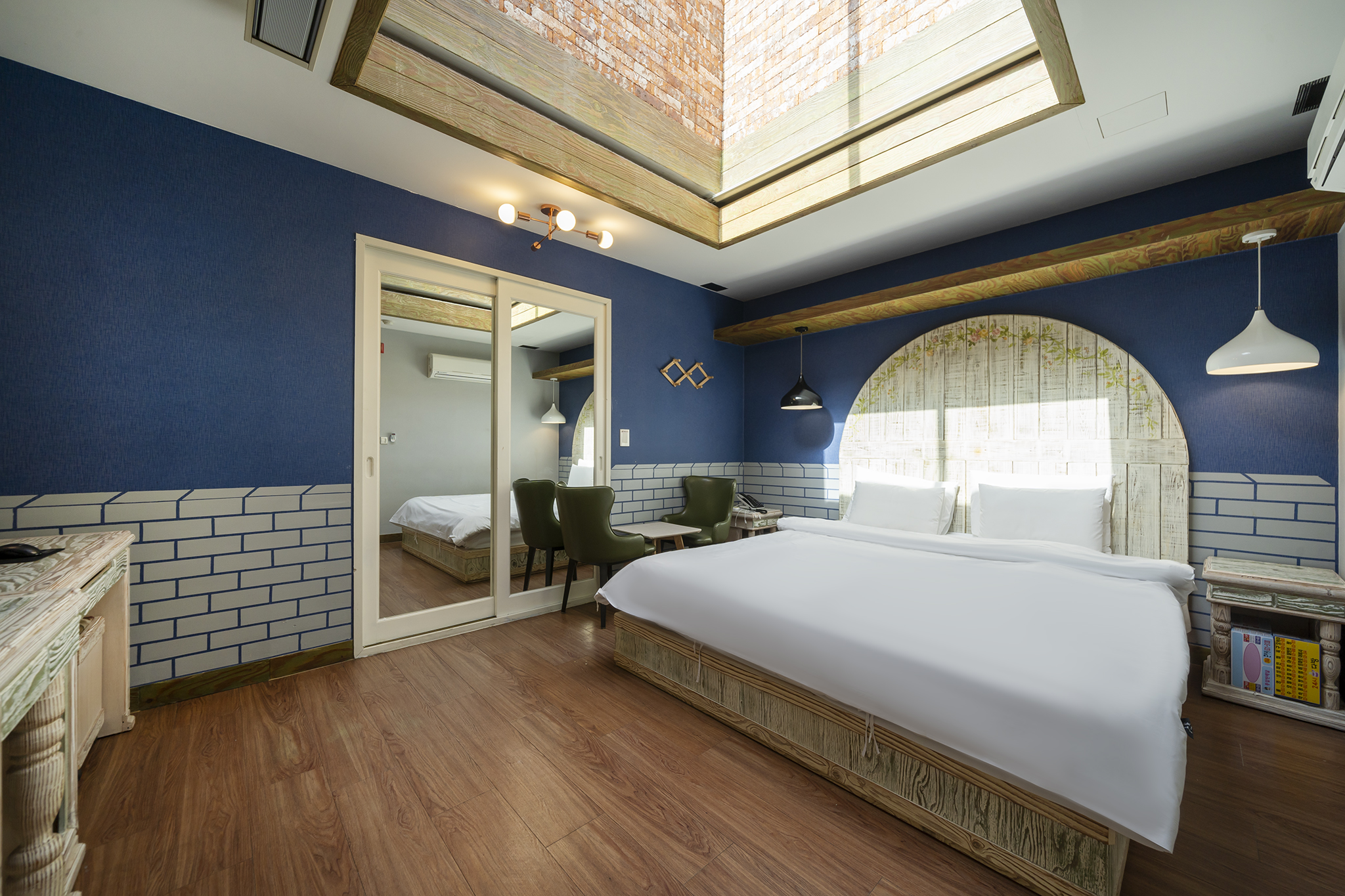 room detail thumbnail 1