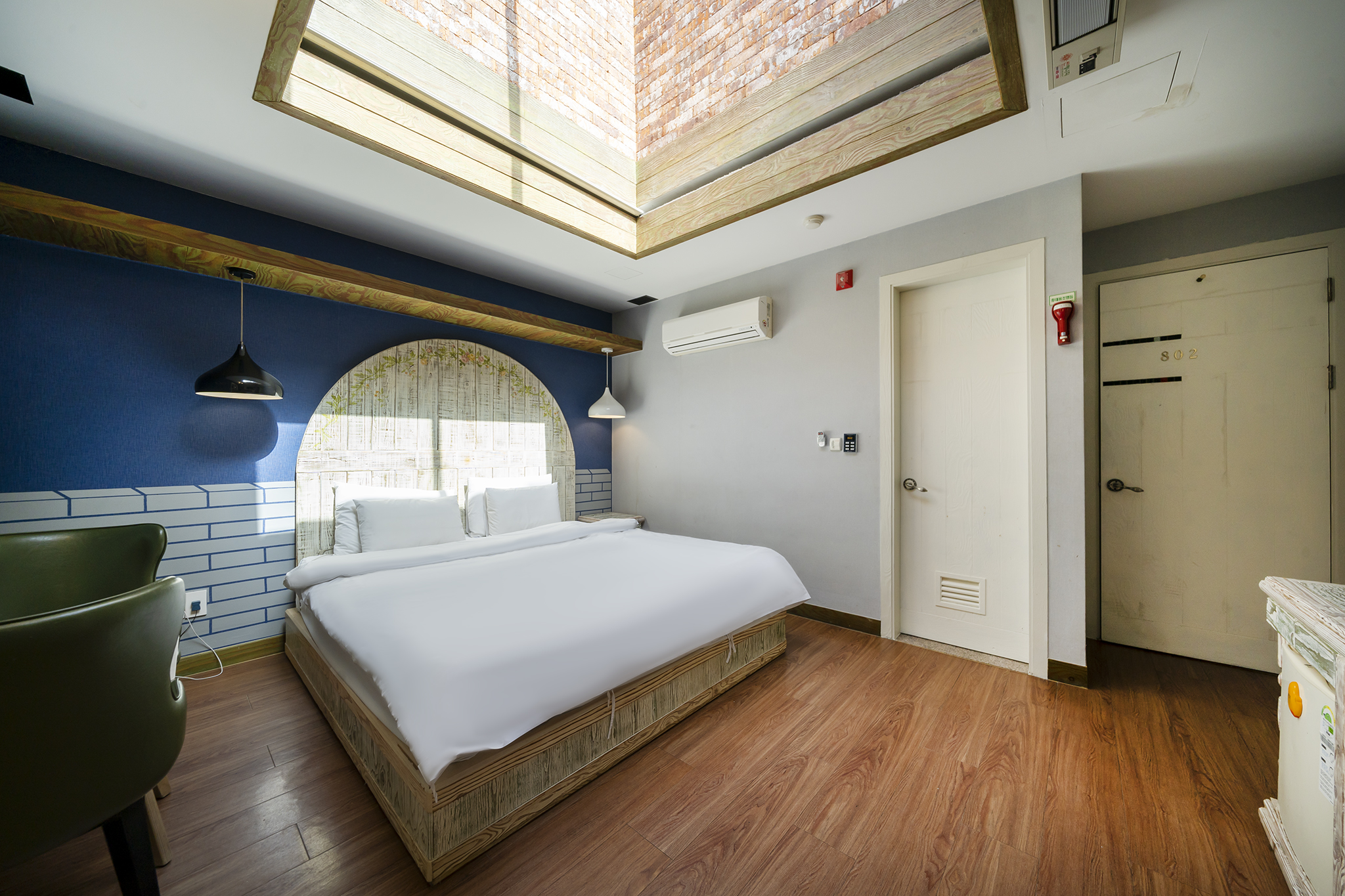 room detail thumbnail 2