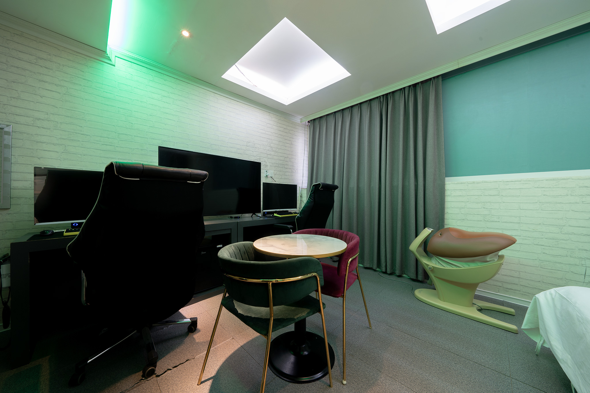 room detail thumbnail 2