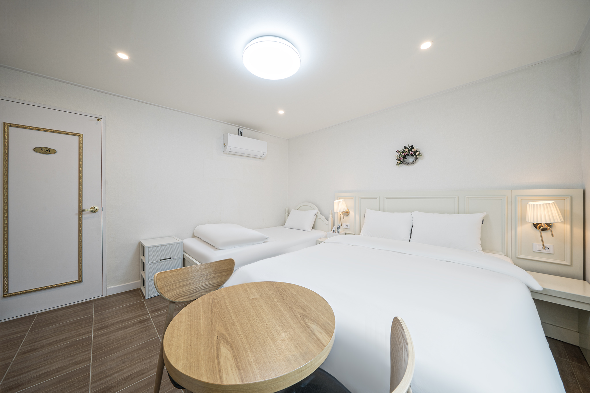 room detail thumbnail 1