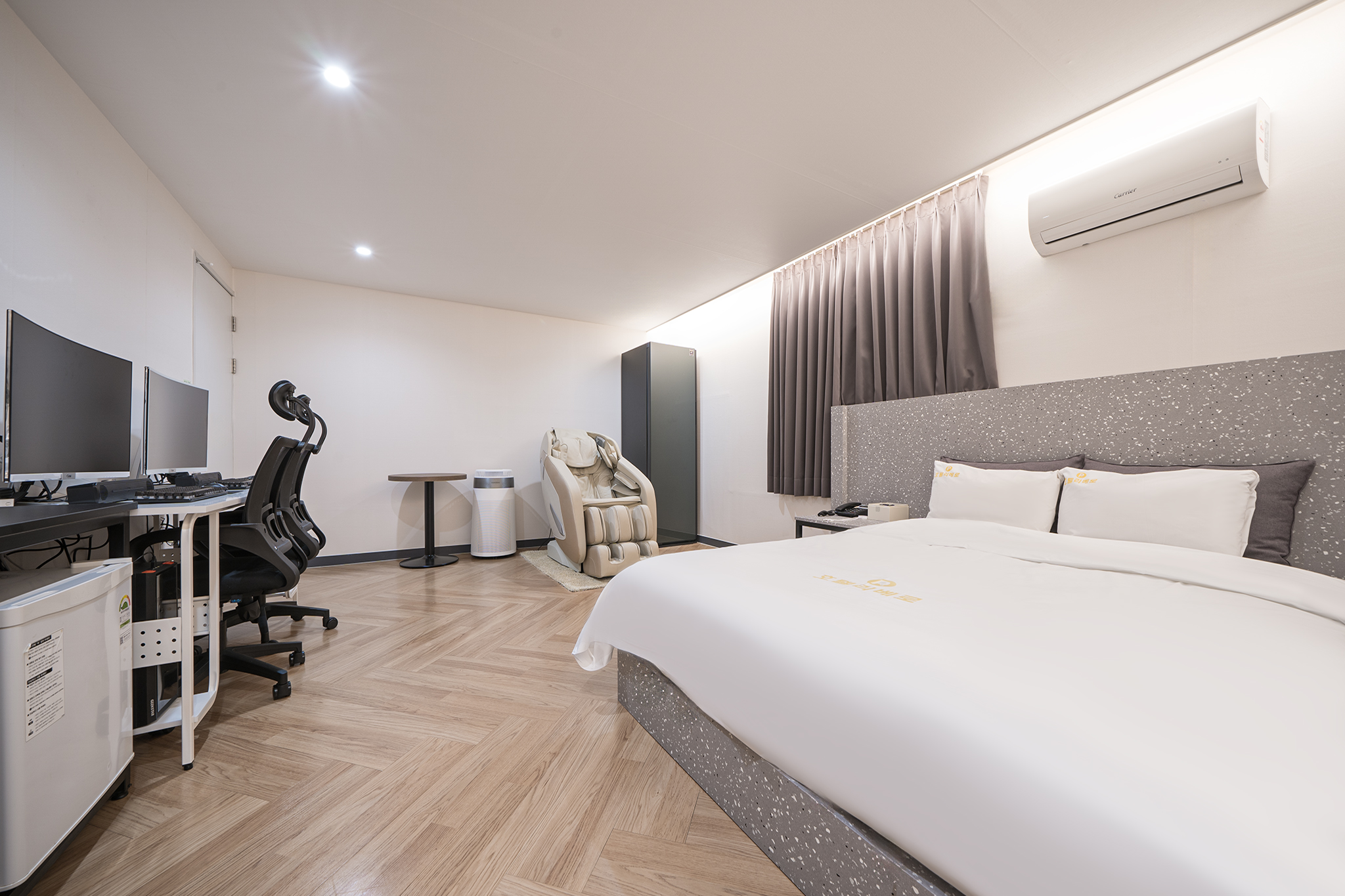 room detail thumbnail 2