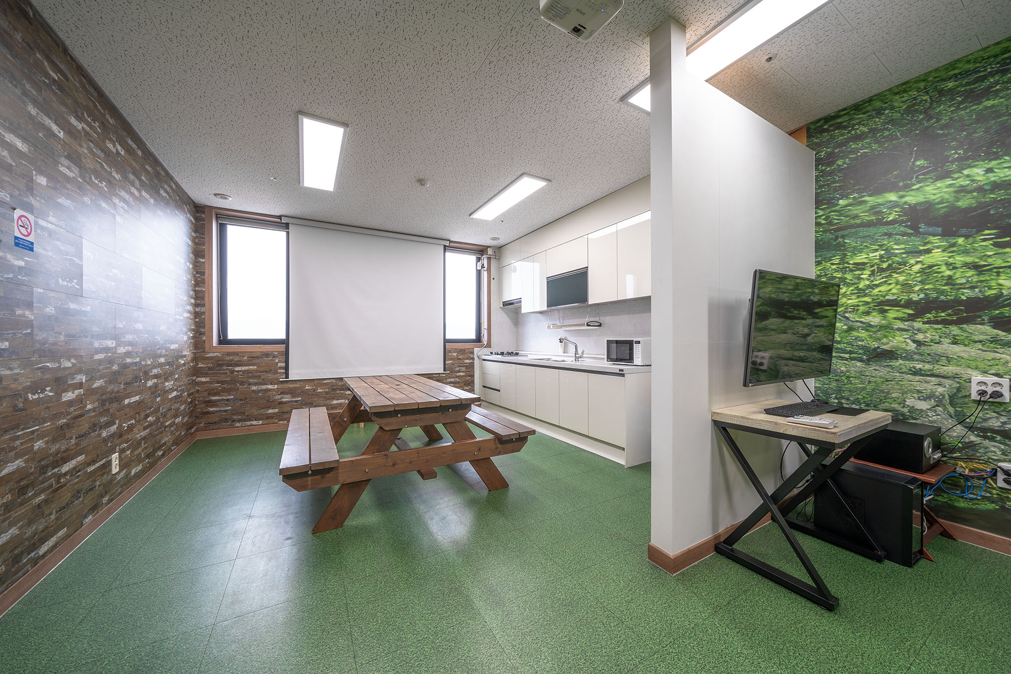 room detail thumbnail 2