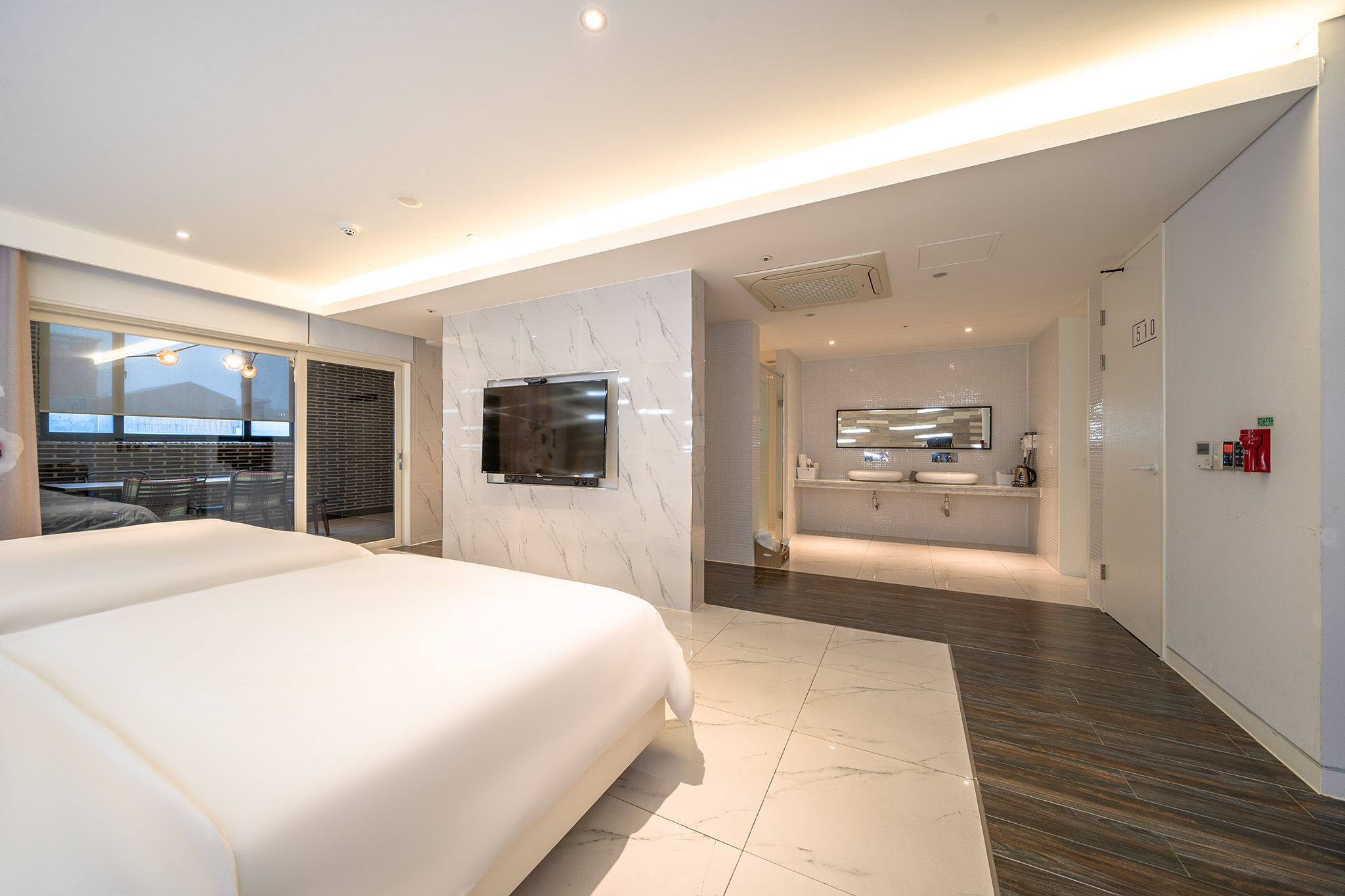 room detail thumbnail 2