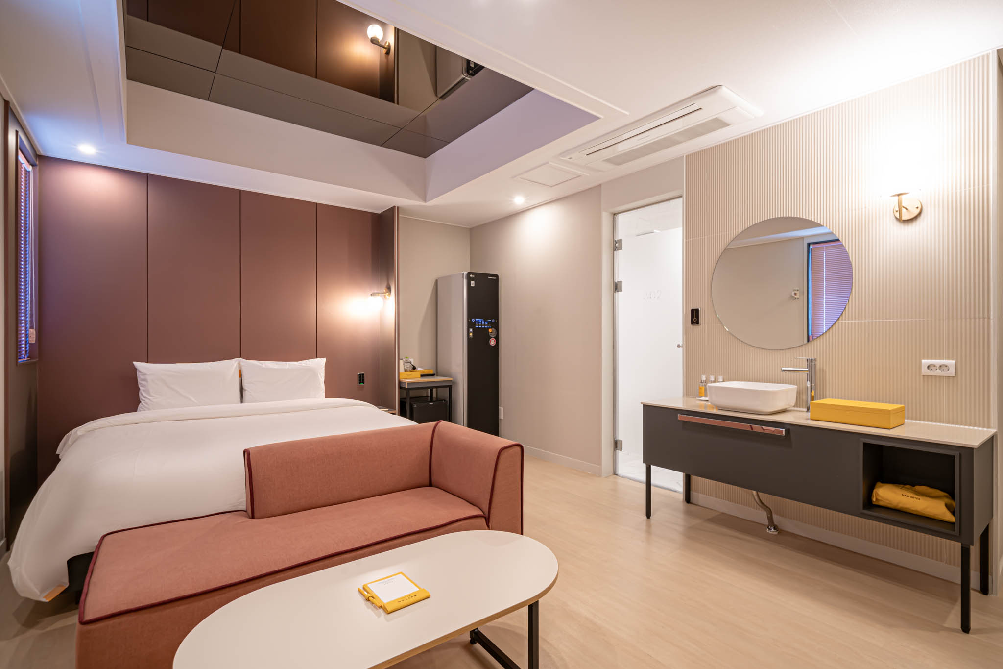 room detail thumbnail 1