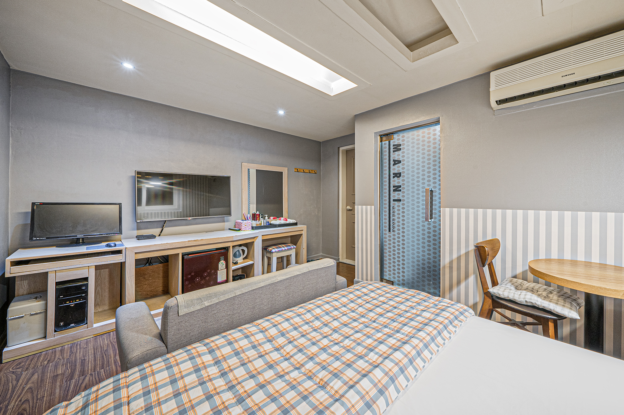 room detail thumbnail 2