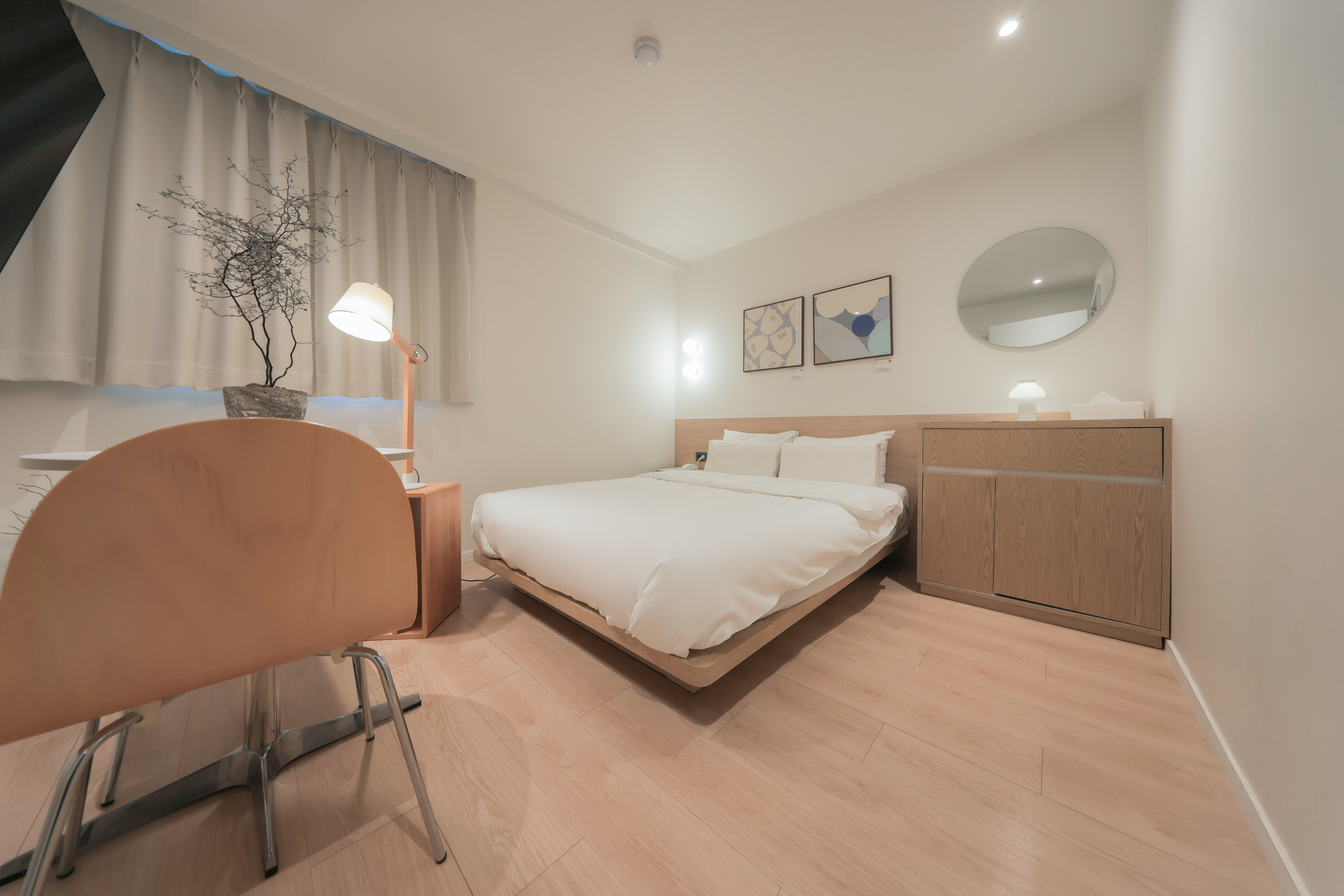 room detail thumbnail 2