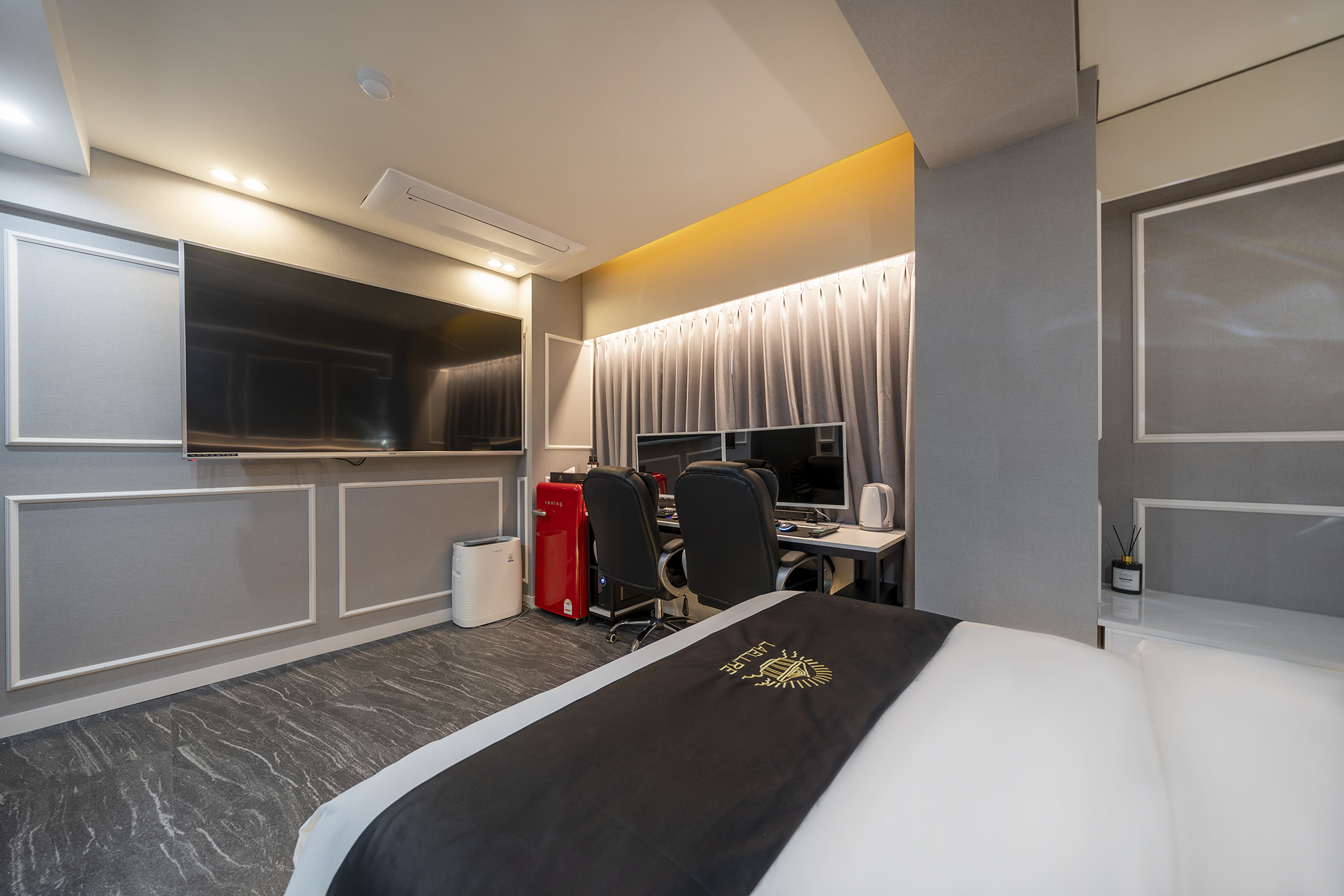 room detail thumbnail 2