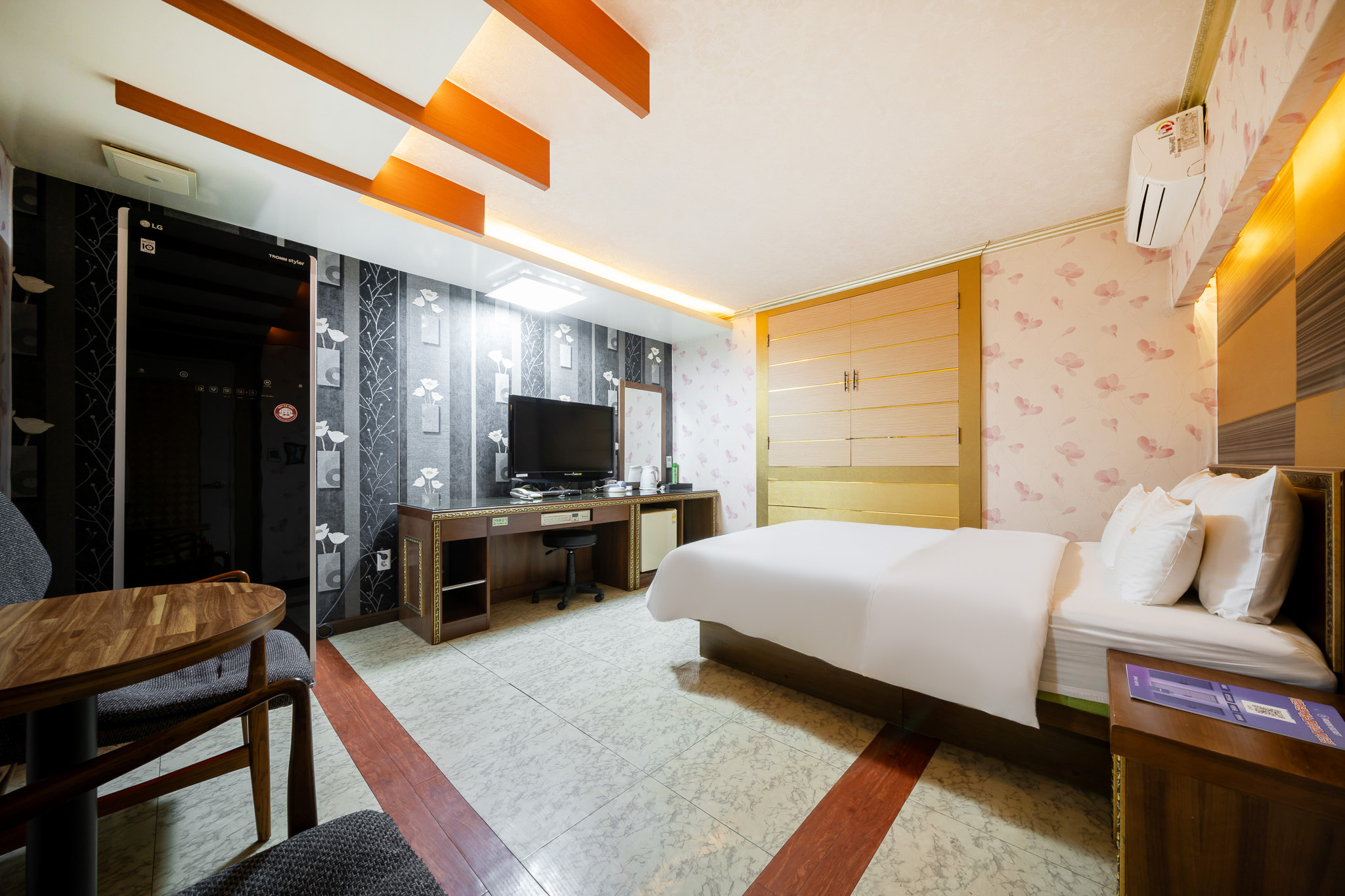 room detail thumbnail 0