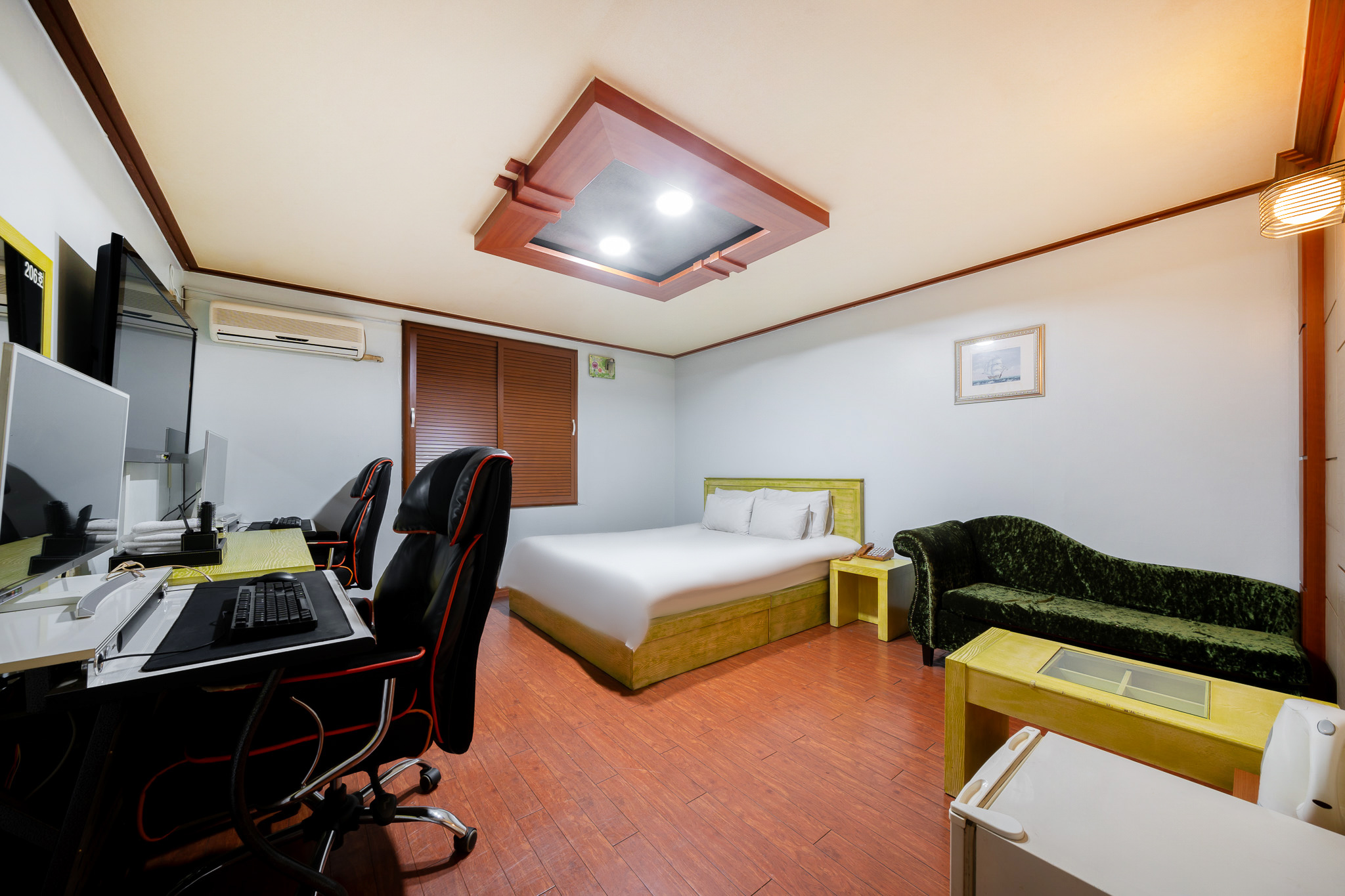 room detail thumbnail 0