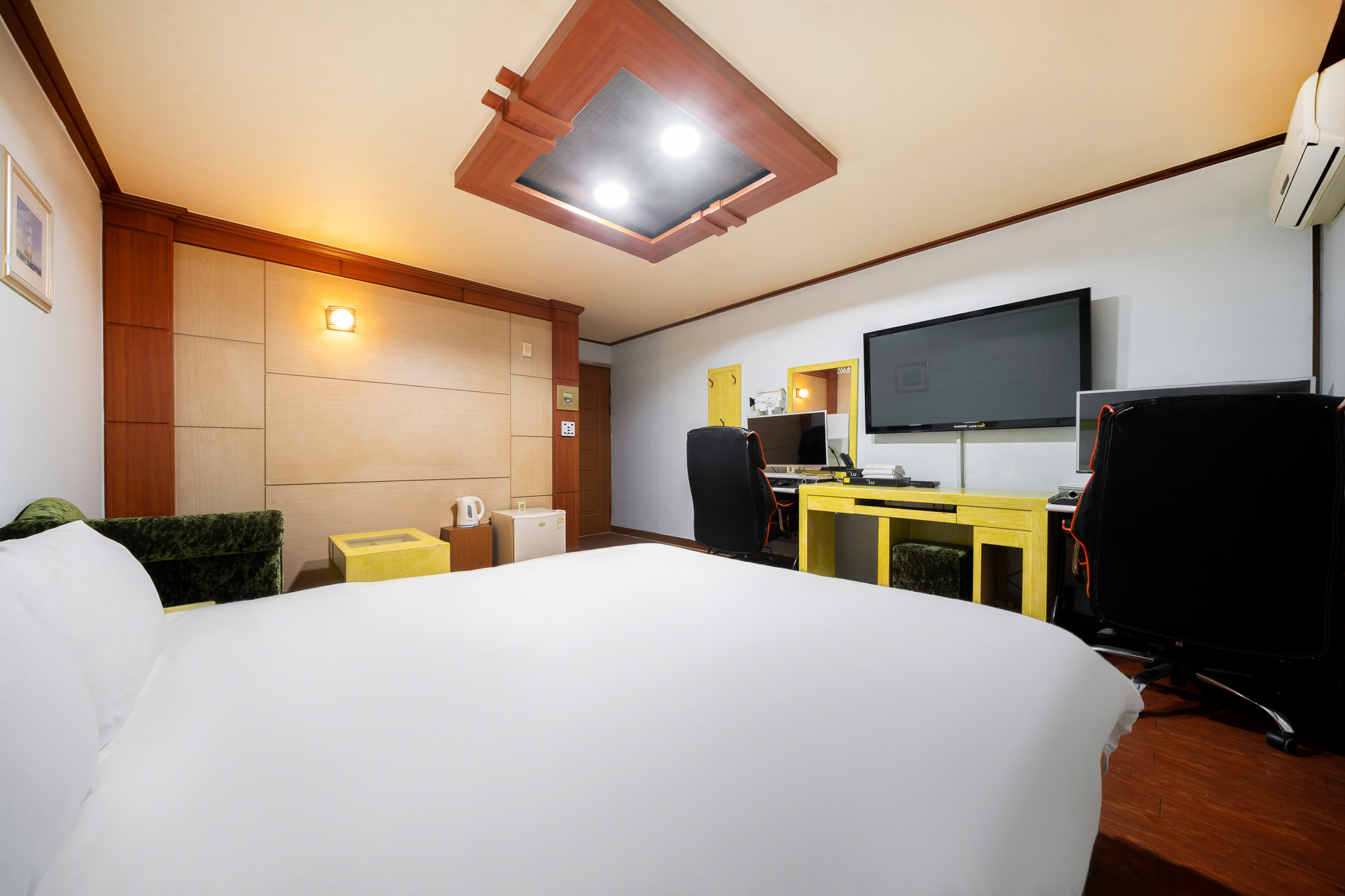 room detail thumbnail 2