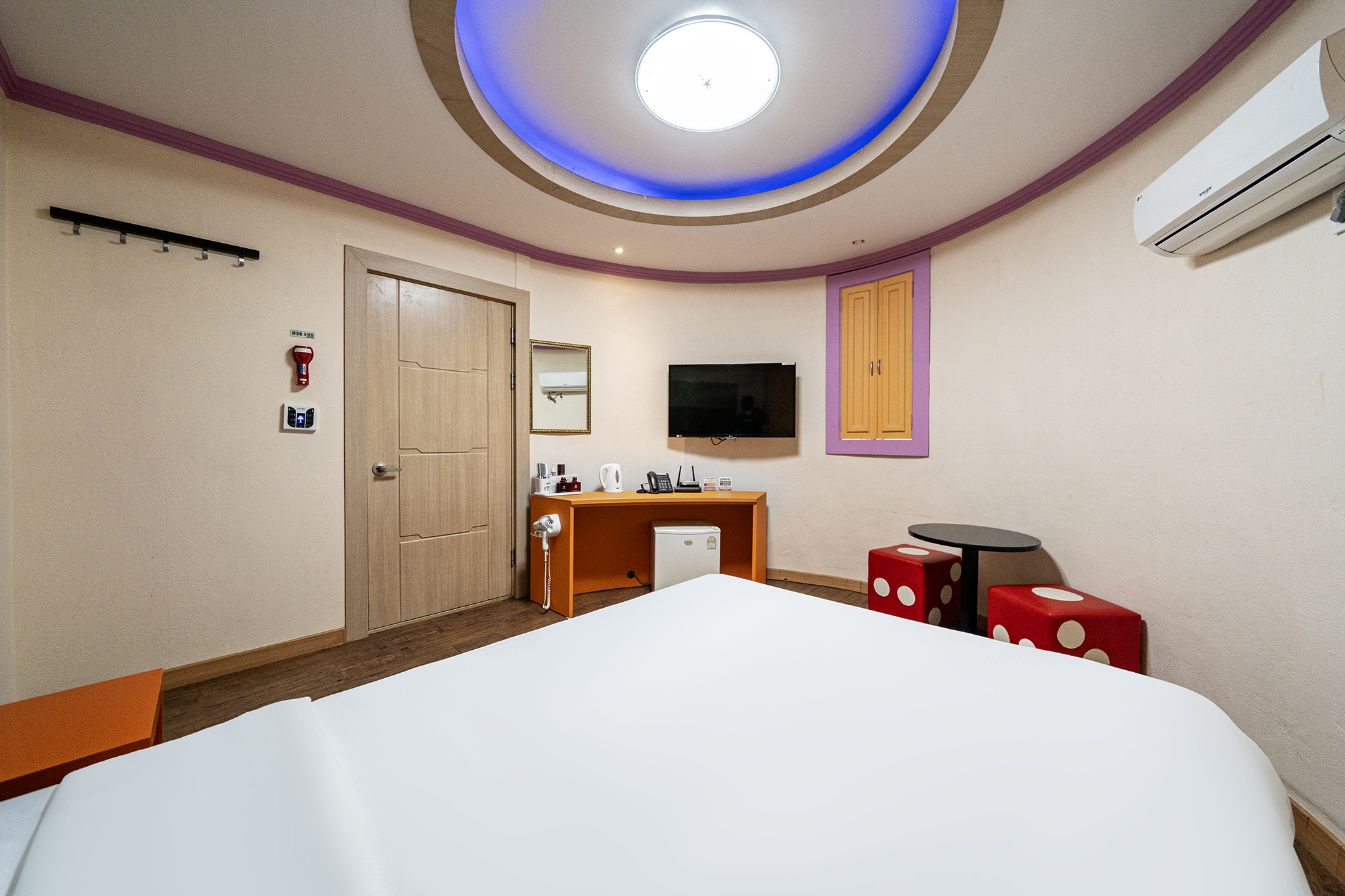 room detail thumbnail 2