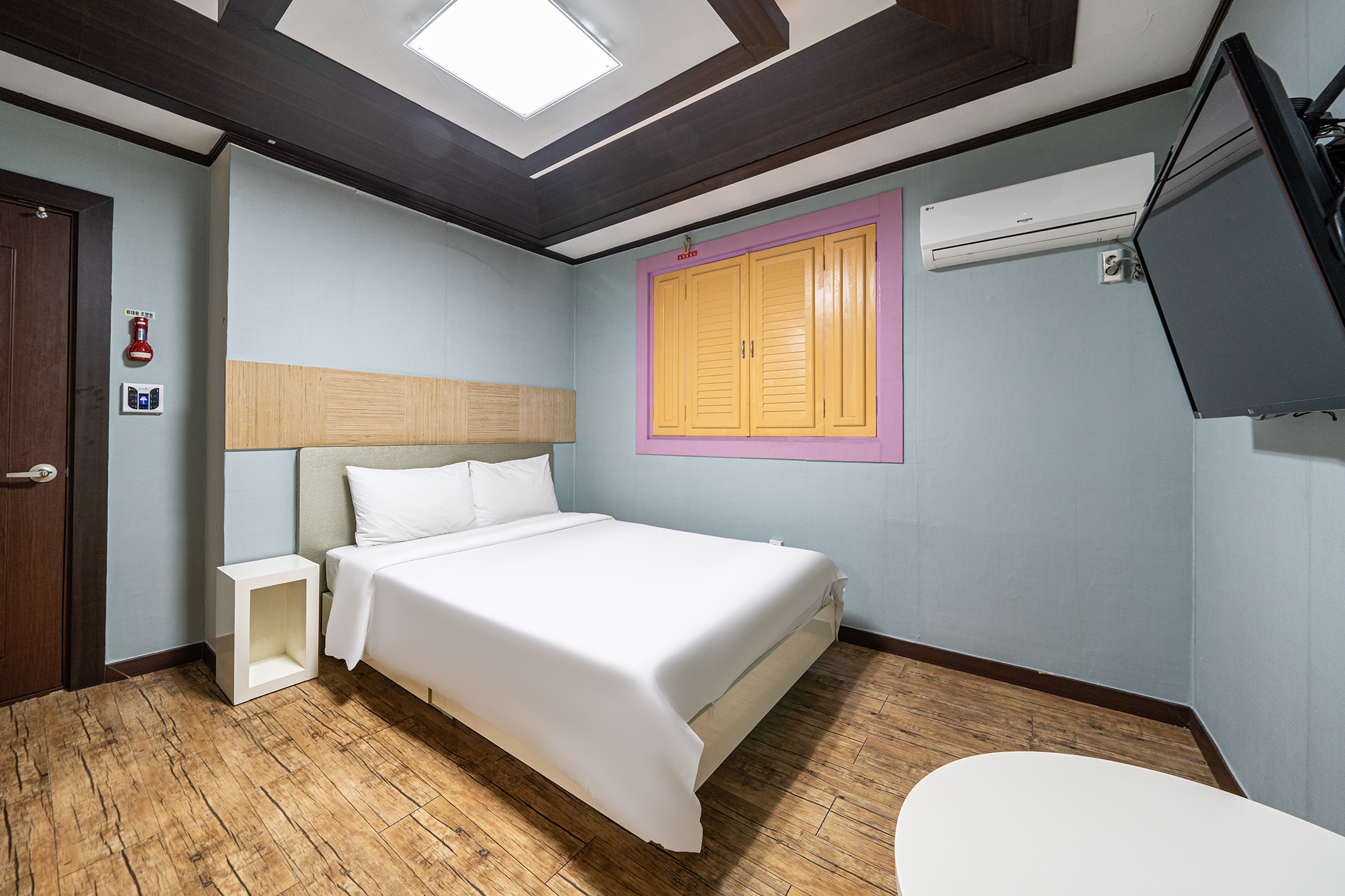 room detail thumbnail 1