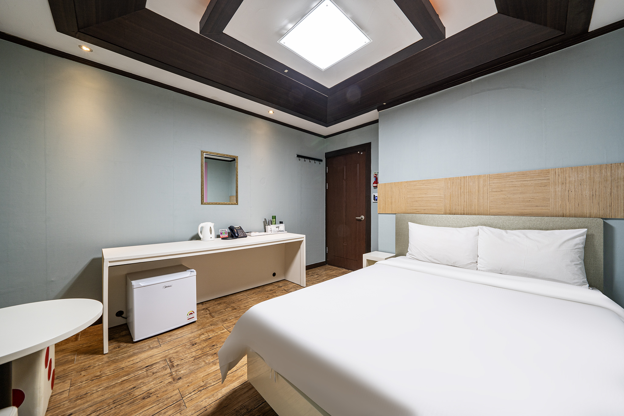 room detail thumbnail 2